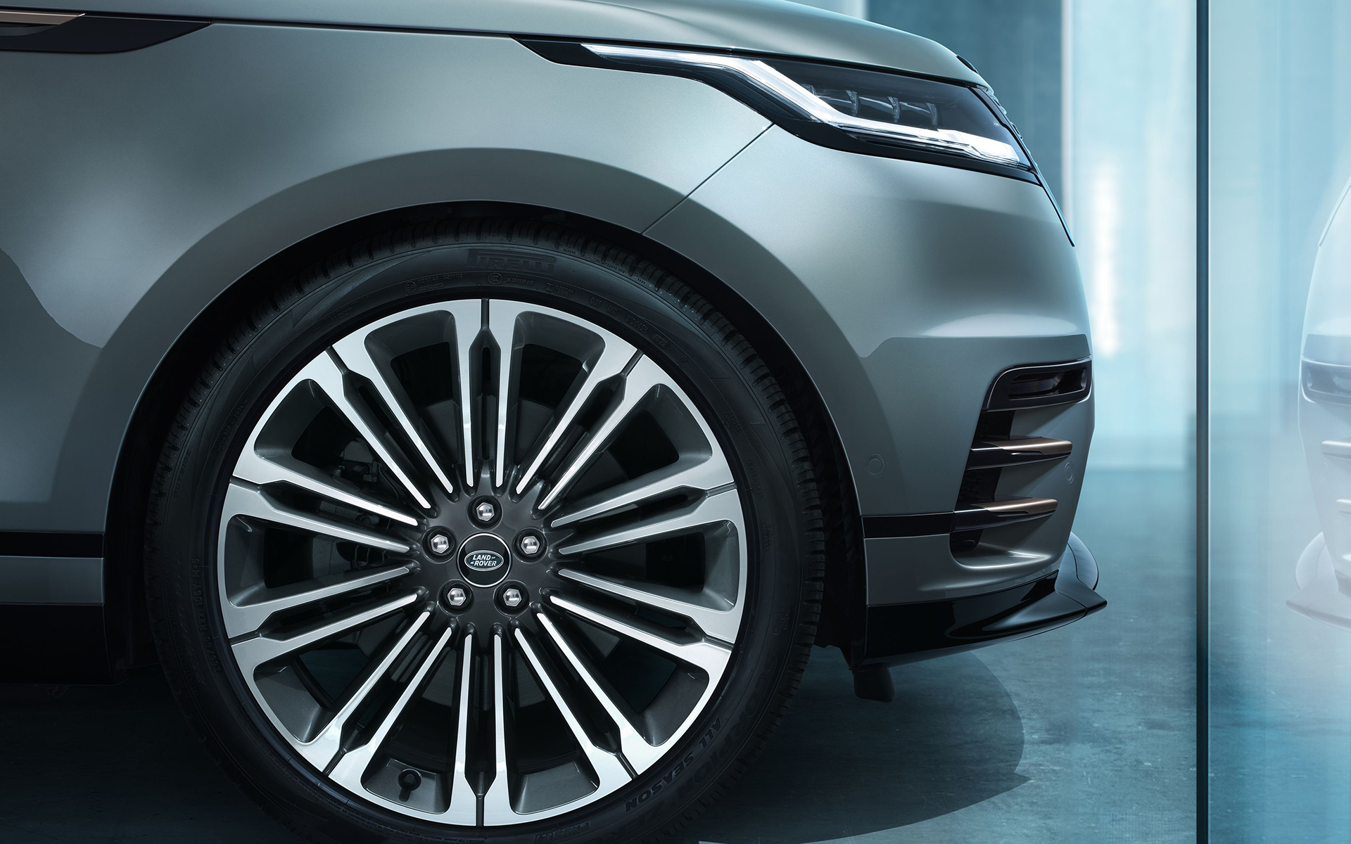 レンジローバー ヴェラール2024年モデル。内外装のデザインを大きく変更し、よりエレガントで洗練された外観に仕上げた