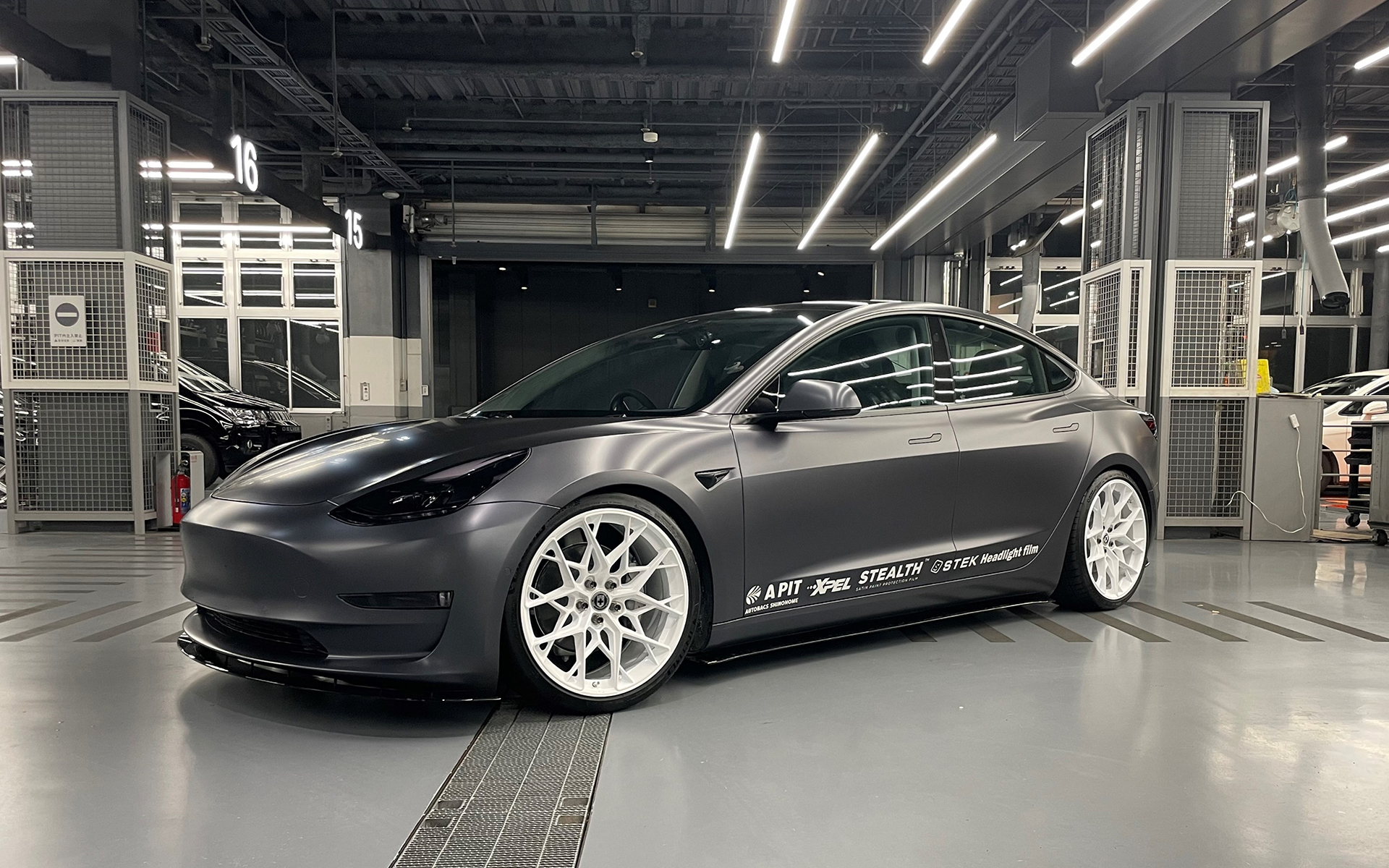 テスラ「モデル 3」専用のエーモンサイレントキットを開発