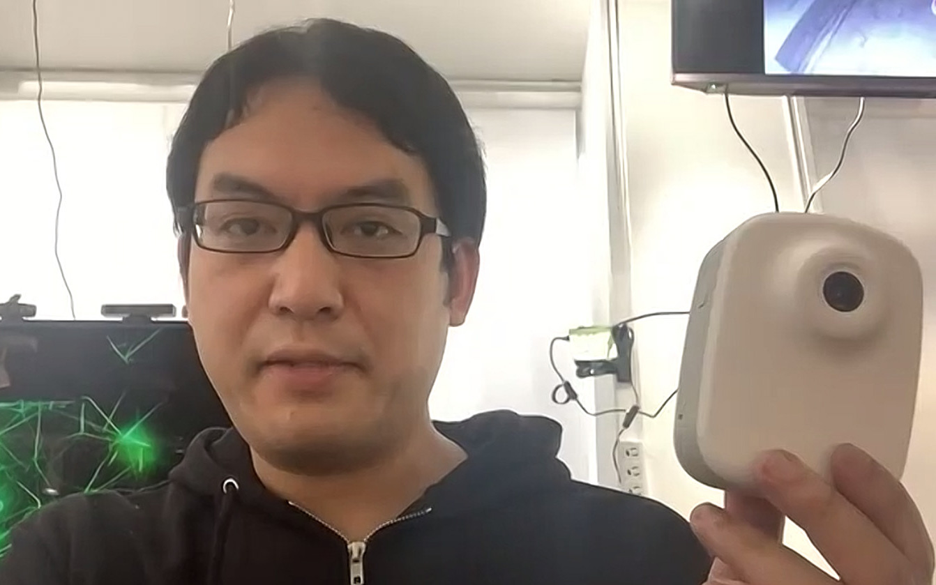 エッジAIカメラ「AI Cast」を手に持つIdein株式会社 代表取締役CEO 中村晃一氏