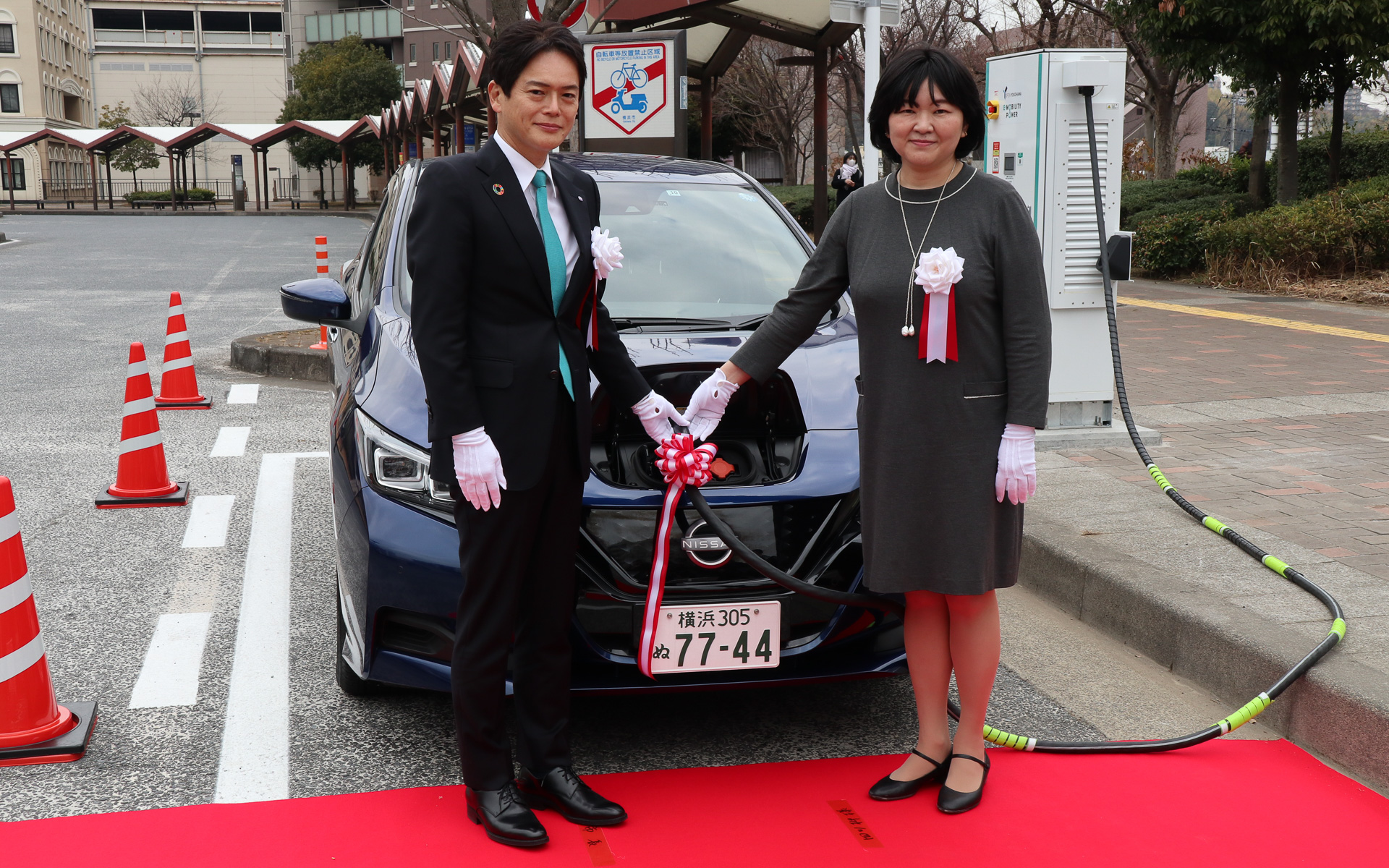 実証実験の開始式で充電開始セレモニーを行なった横浜市 市長 山中竹春氏（左）と株式会社e-Mobility Power 代表取締役社長 四ツ柳尚子氏（右）