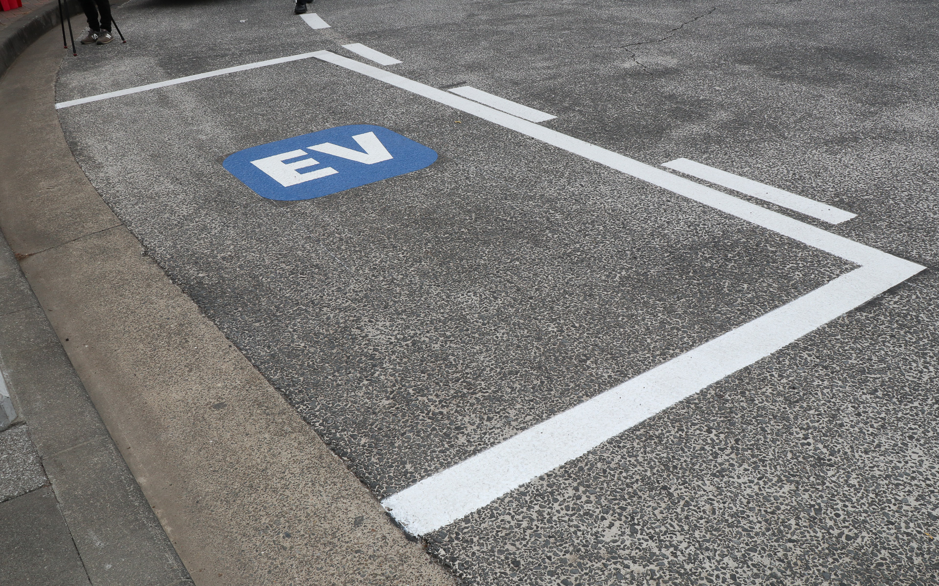 横浜市営地下鉄・センター南駅前ロータリーに2台分の専用駐車枠が用意された