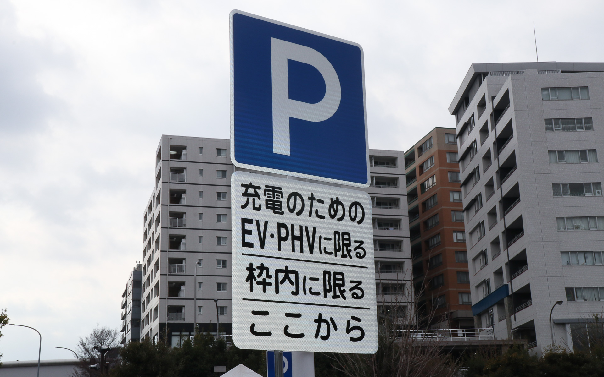 このエリアはこれまで駐車禁止区間となっていたが、道路を管理する警察とも入念にやり取りして時限的に駐車が可能になる交通規制が実施されることになった