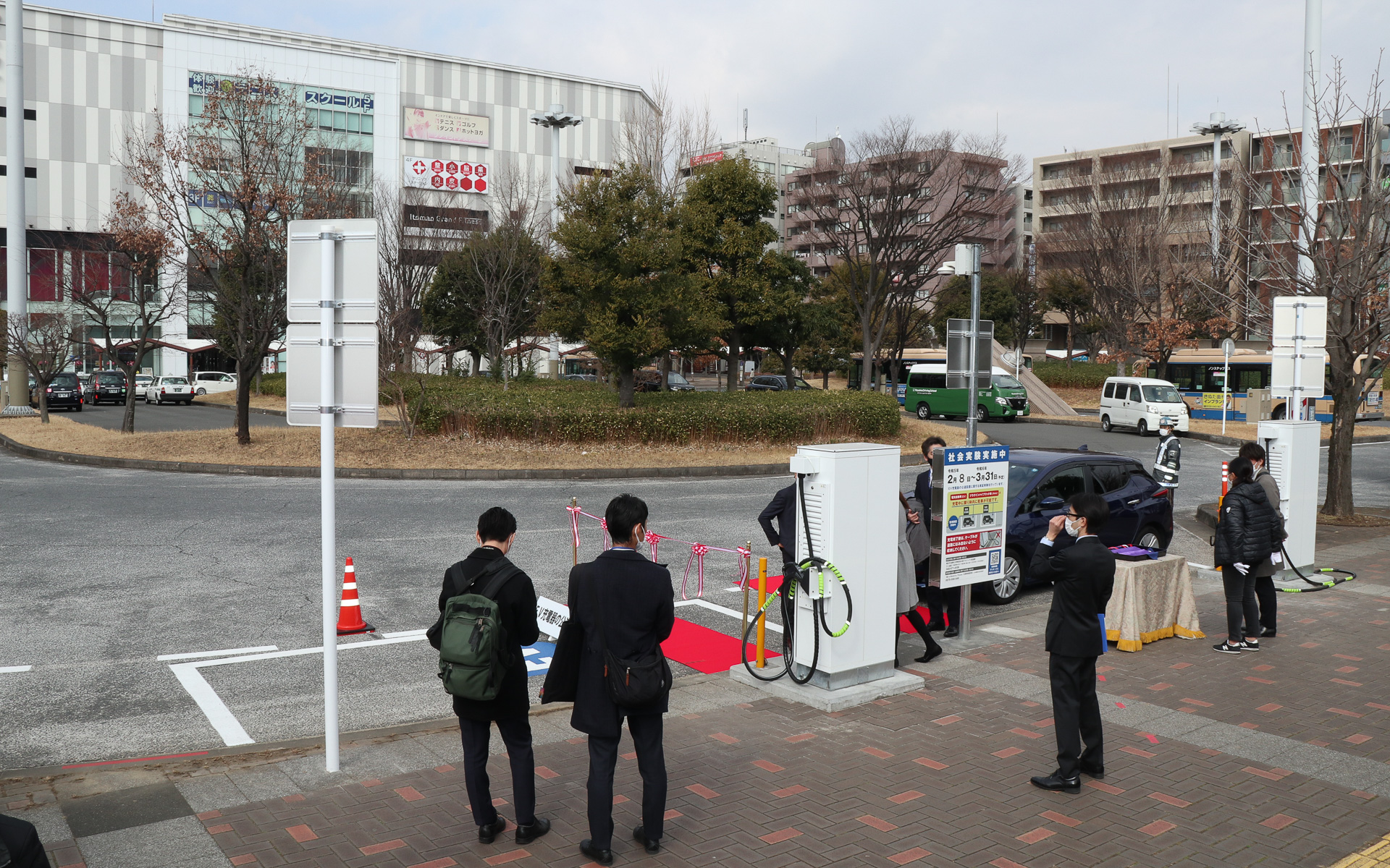 駅前ロータリーのEV・PHEV充電専用駐車枠は、表通りからロータリーに入って時計回りに進み、一番奥まった位置に設定されている