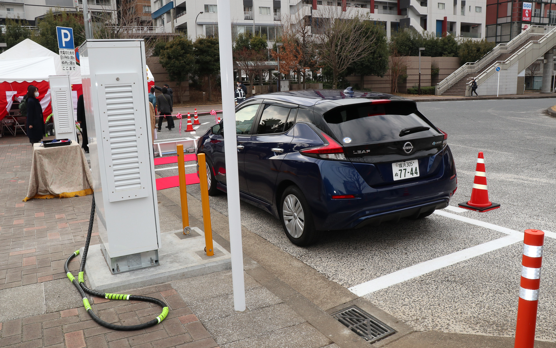 急速充電器は駐車枠に隣接して各1基を設置。最大出力は50kWで、1回の充電は最大30分まで。先行して実証実験が進められている青葉区しらとり台の公道充電ステーションでは、2台分の駐車枠の間に2台同時充電が可能な急速充電器1基を設置しているが、EVやPHEVは車種によって充電ポートの位置が異なり、場合によって充電ケーブルが届きにくくなるケースもあったという。これを受けて今回は設置方法を変更。どんなスタイルがユーザーにとってより使いやすくなるのか検証を続けていくという