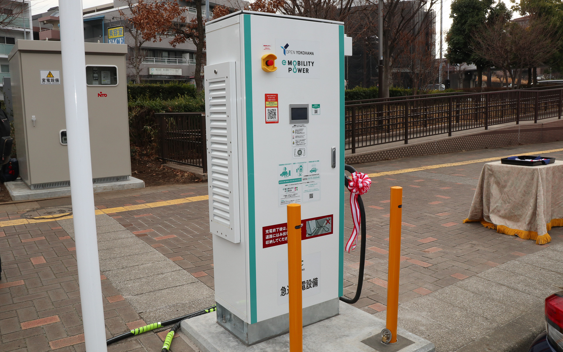 急速充電器は駐車枠に隣接して各1基を設置。最大出力は50kWで、1回の充電は最大30分まで。先行して実証実験が進められている青葉区しらとり台の公道充電ステーションでは、2台分の駐車枠の間に2台同時充電が可能な急速充電器1基を設置しているが、EVやPHEVは車種によって充電ポートの位置が異なり、場合によって充電ケーブルが届きにくくなるケースもあったという。これを受けて今回は設置方法を変更。どんなスタイルがユーザーにとってより使いやすくなるのか検証を続けていくという