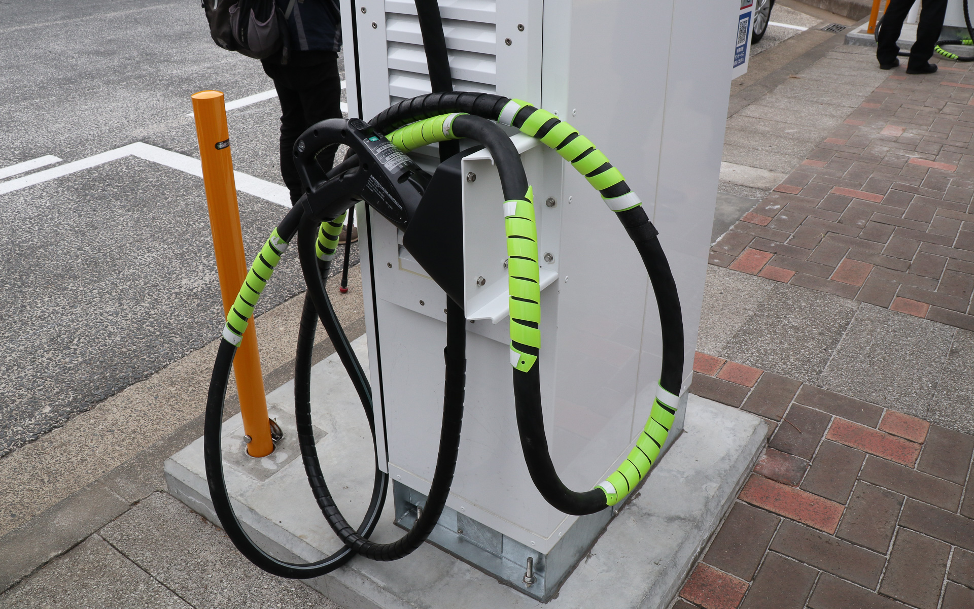 充電ポートが車両のどの位置でも問題がないよう、長い充電ケーブルを設定。充電後のケーブルが公道上に残されても車両や人が踏んでしまったり、つまずいてしまわないよう蛍光テープを巻き付けて目立ちやすくした。言うまでもなく、充電完了後は充電ケーブルをきれいに戻しておくことが利用のマナーで、このあたりの利用実態の調査も実証実験の目的に含まれている