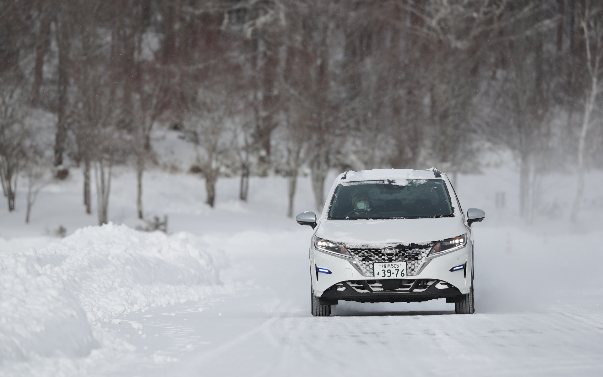 現行ノートをベースにクロスオーバースタイルに仕立てた「ノート AUTECH クロスオーバー」（写真のAUTECH クロスオーバー FOURの価格は283万4700円）は2021年10月発売。ベース車から車高を25mmアップして最低地上高も150mm（4WD）を確保。専用デザインの16インチアルミホイールなども装備する