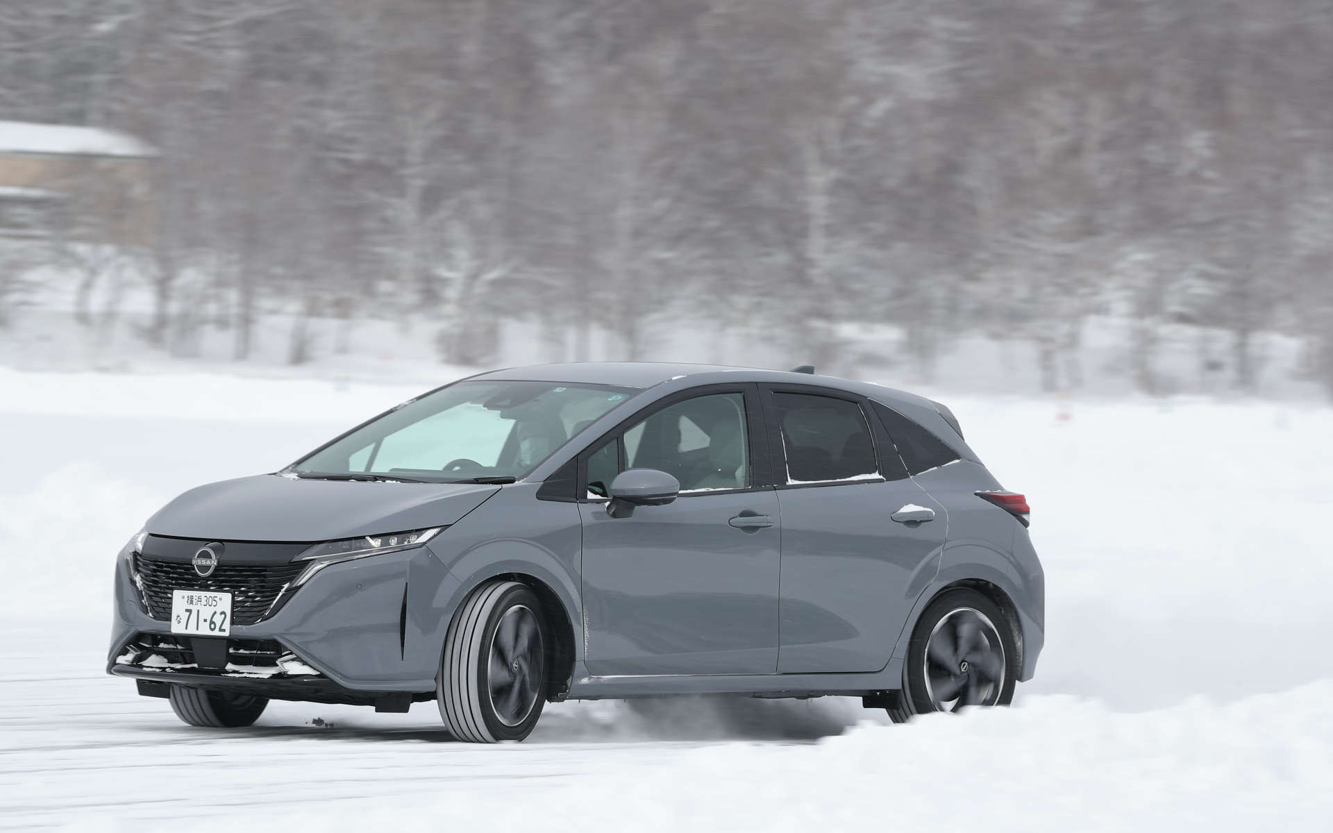 ノートをベースに上質化を図った「ノート オーラ」（写真のG FOUR leather editionは299万6400円）は2021年秋に発売。キックスやノートと同じフロント「EM47」型モーター、リア「MM48」型モーターの組み合わせとなるが、EM47モーターの最高出力は100kW（136PS）、最大トルクは300Nmと15kW（20PS）/20Nm強化されている。MM48型モーターは同じ値の50kW（68PS）/100Nm