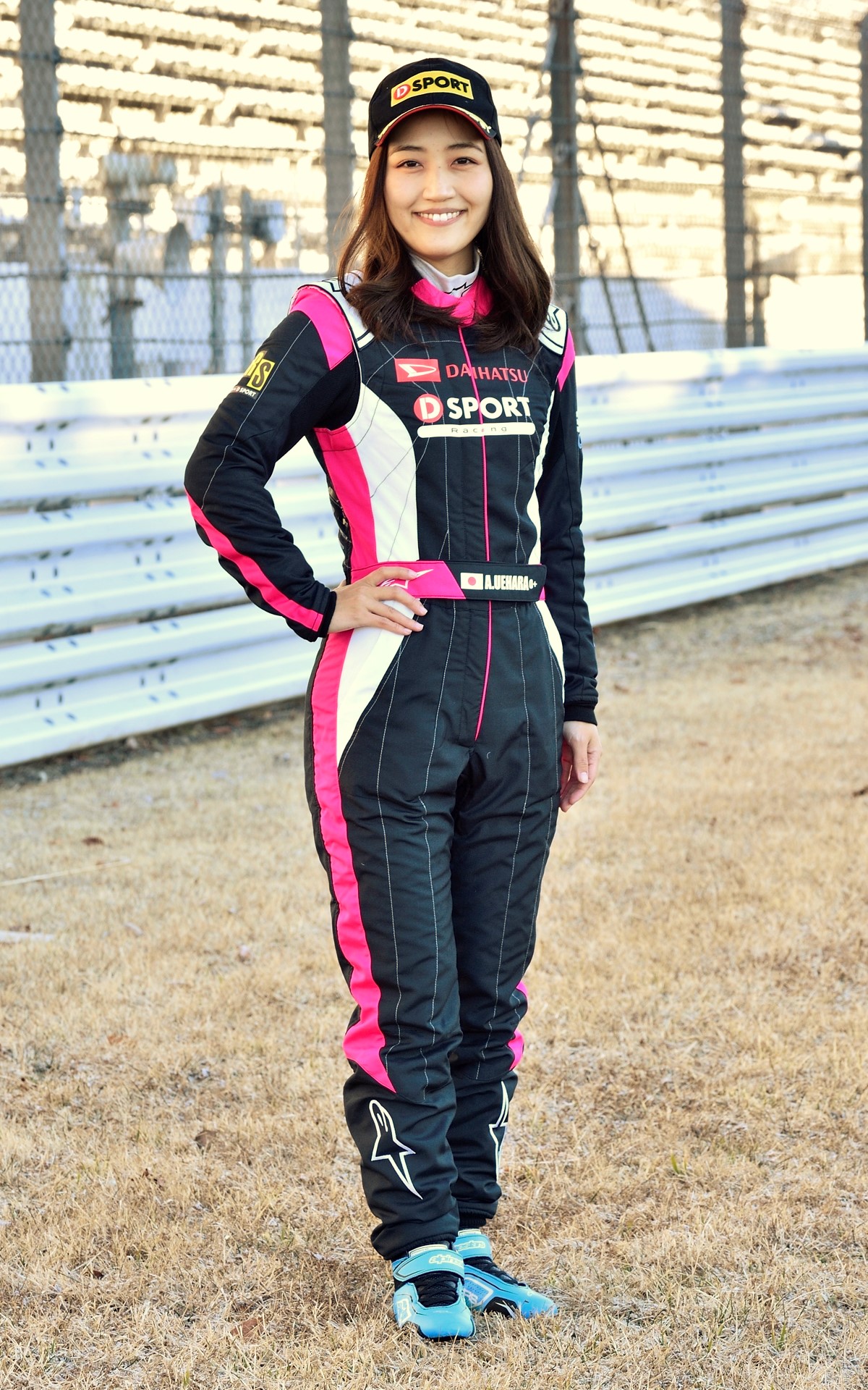 上原さんがアルパインスターズの「STELLA GP PRO COMP v2 SUIT」を着用した姿。FIA8850-2018公認モデルなので、すべての競技に対応する