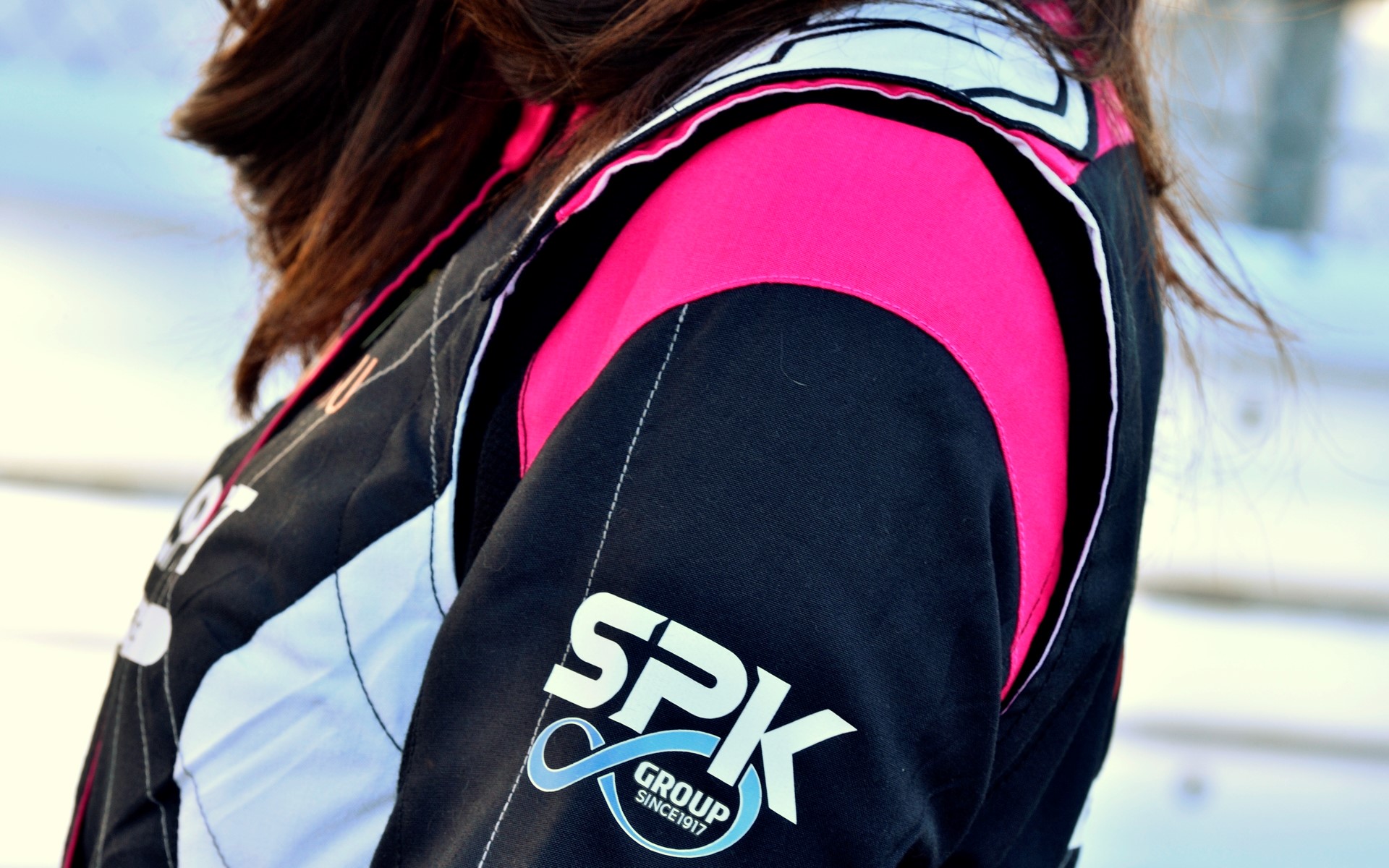 動きやすさを高めるフルフローティングアーム構造を採用