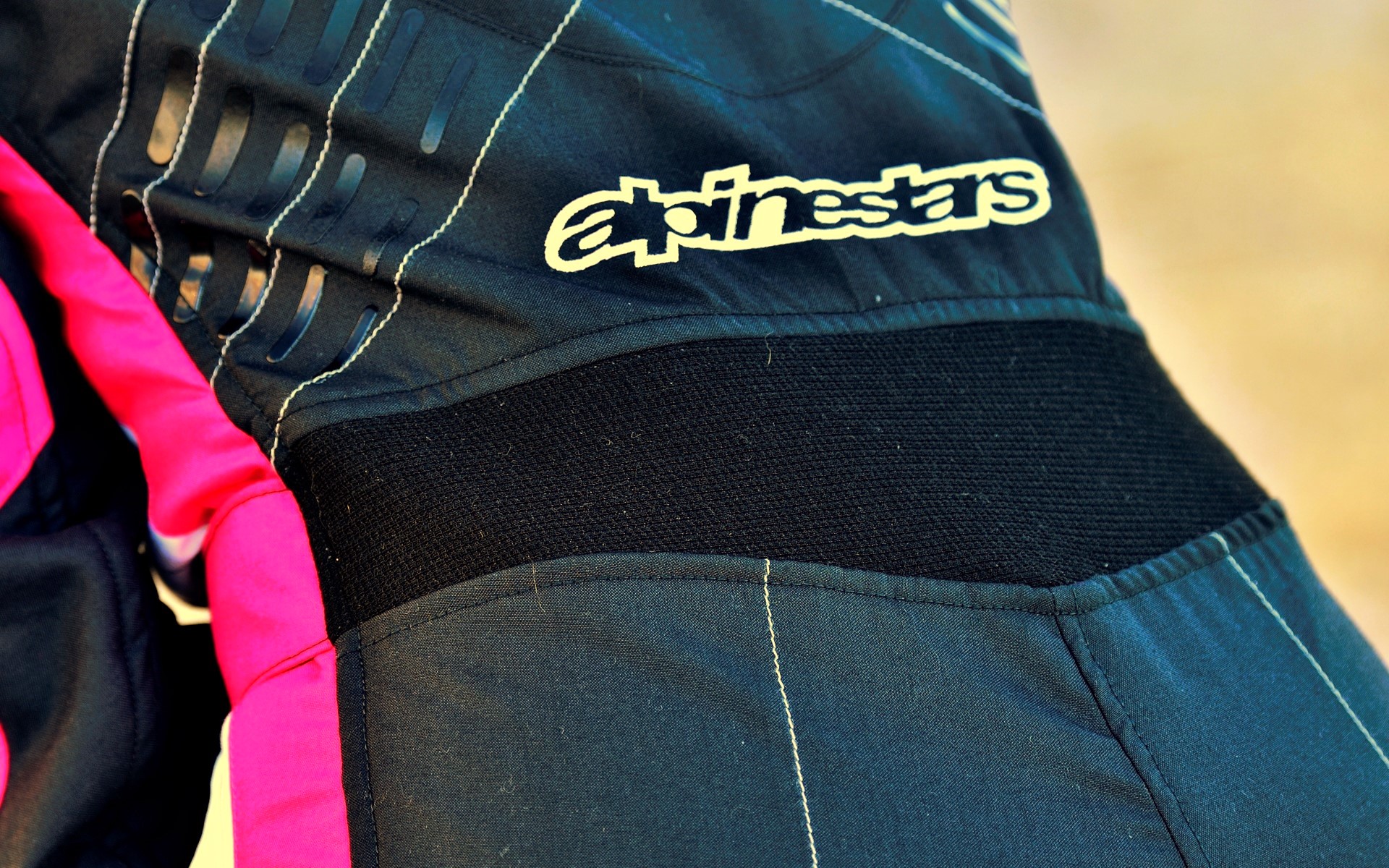 F1向けスーツ由来のストレッチメッシュパネルを腰と股部分に採用。また、腰にはウエストベルトがあり、これを締めるとより女性らしいシルエットになる