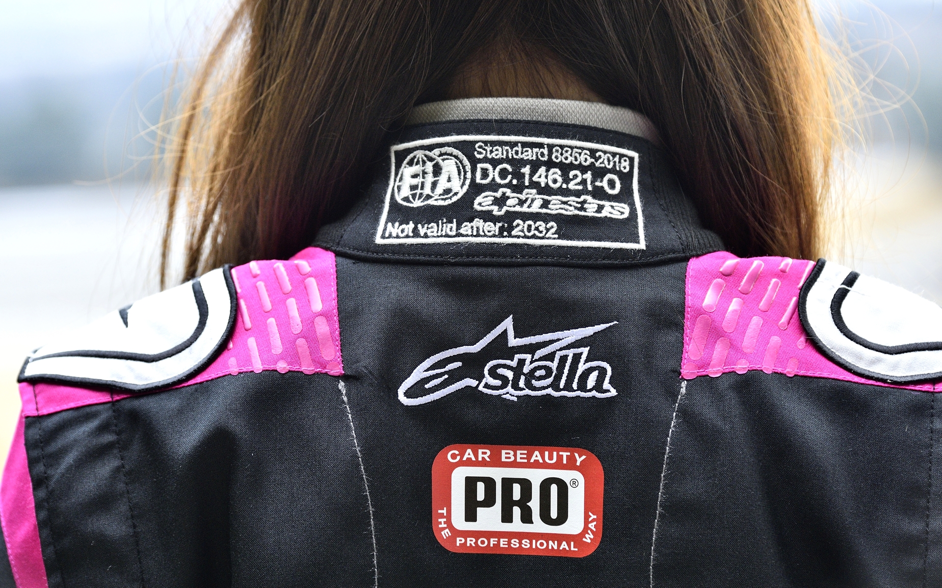 首の後ろにはFIA基準が明記されている。首の両サイドには頸椎を守るギア「ハンス」がズレにくくなる「シリコングリップテクノロジー」を採用