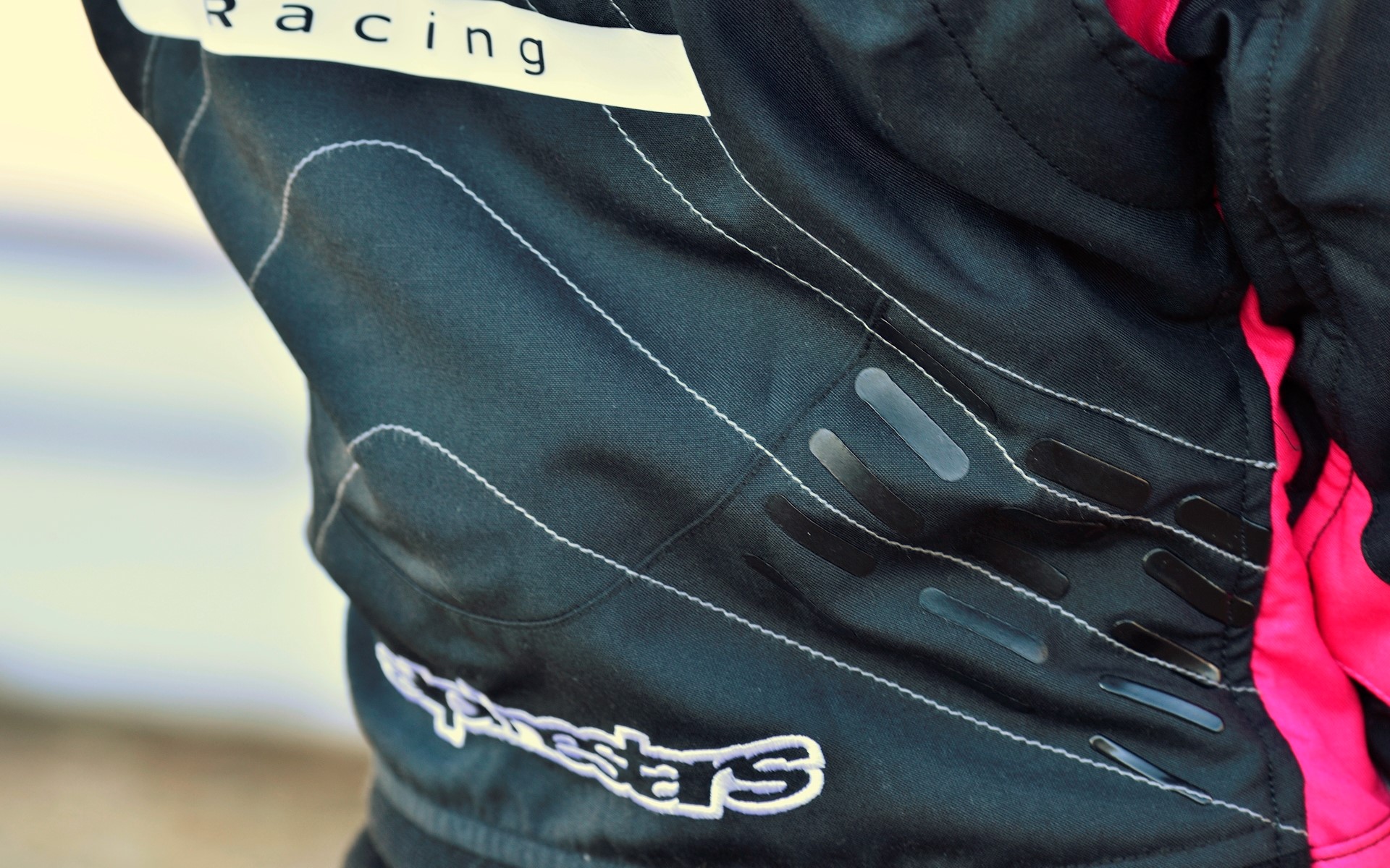 小柄な女性ではシート自体がブカブカな場合もあるので、この「シリコングリップテクノロジー」はシートがピタッと合わない場合もフォローしてくれる