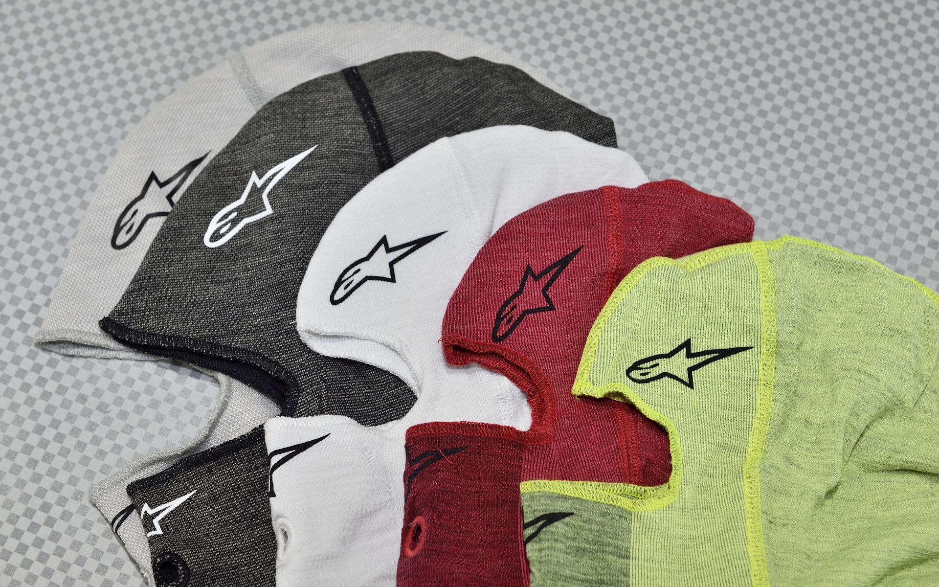 フェイスマスクはFIA8856-20018公認の「ZX EVO v2 BALACLAVA」。カラーは5色展開でサイズはワンサイズのみ。価格は1万5180円