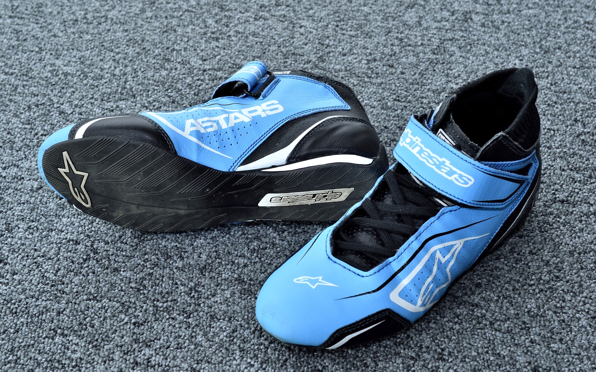 シューズは「TECH-1 T v3 SHOES」のライトブルー/ブラック/ホワイトを履く。レーシングスーツの腕にあるSPKグループのロゴカラーに合わせたチョイス。メインアッパー素材には100％牛革を採用。つま先にはプロテクターと耐熱ノーメックスライニングにより熱から足を保護。履きやすさとフィット感も追求した作りだ。価格は5万4780円