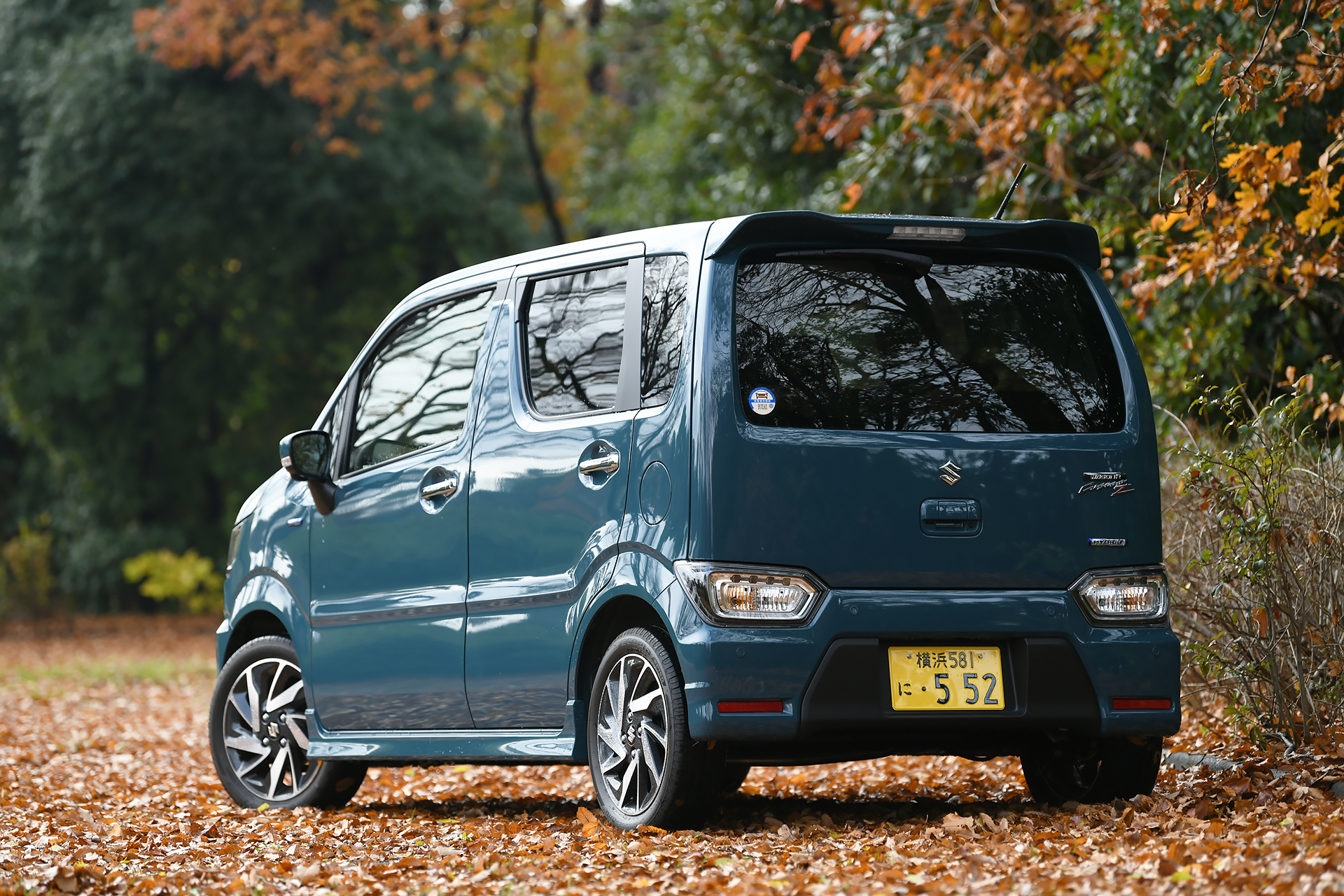 試乗車はワゴンR カスタムZ HYBRID ZXの2WDモデル（147万4000円）。ボディカラーは新色の「デニムブルーメタリック」。ワゴンRのボディサイズは3395×1475×1650mm（全長×全幅×全高）、ホイールベースは2460mm、車両重量は790kg