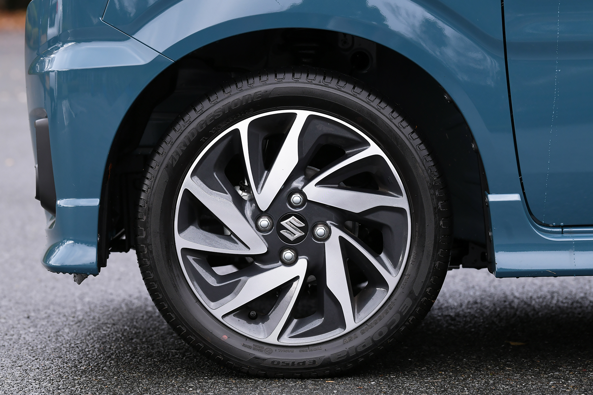 足下は15インチアルミホイールを装着。組み合わせるタイヤはブリヂストン「ECOPIA EP150」の165/55R15サイズ