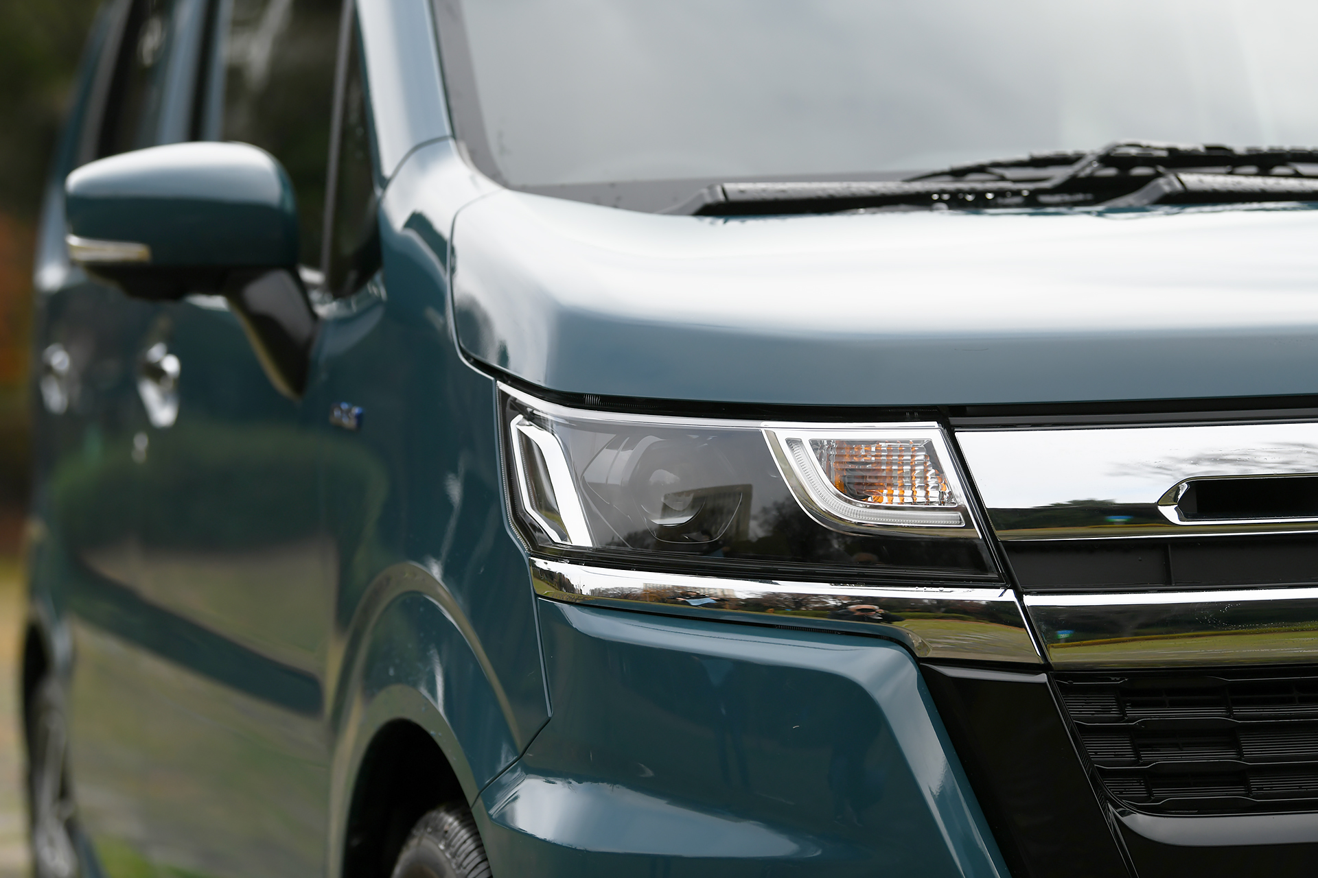 カスタムZは専用意匠のヘッドライト、フロントグリル、フロントバンパーを採用