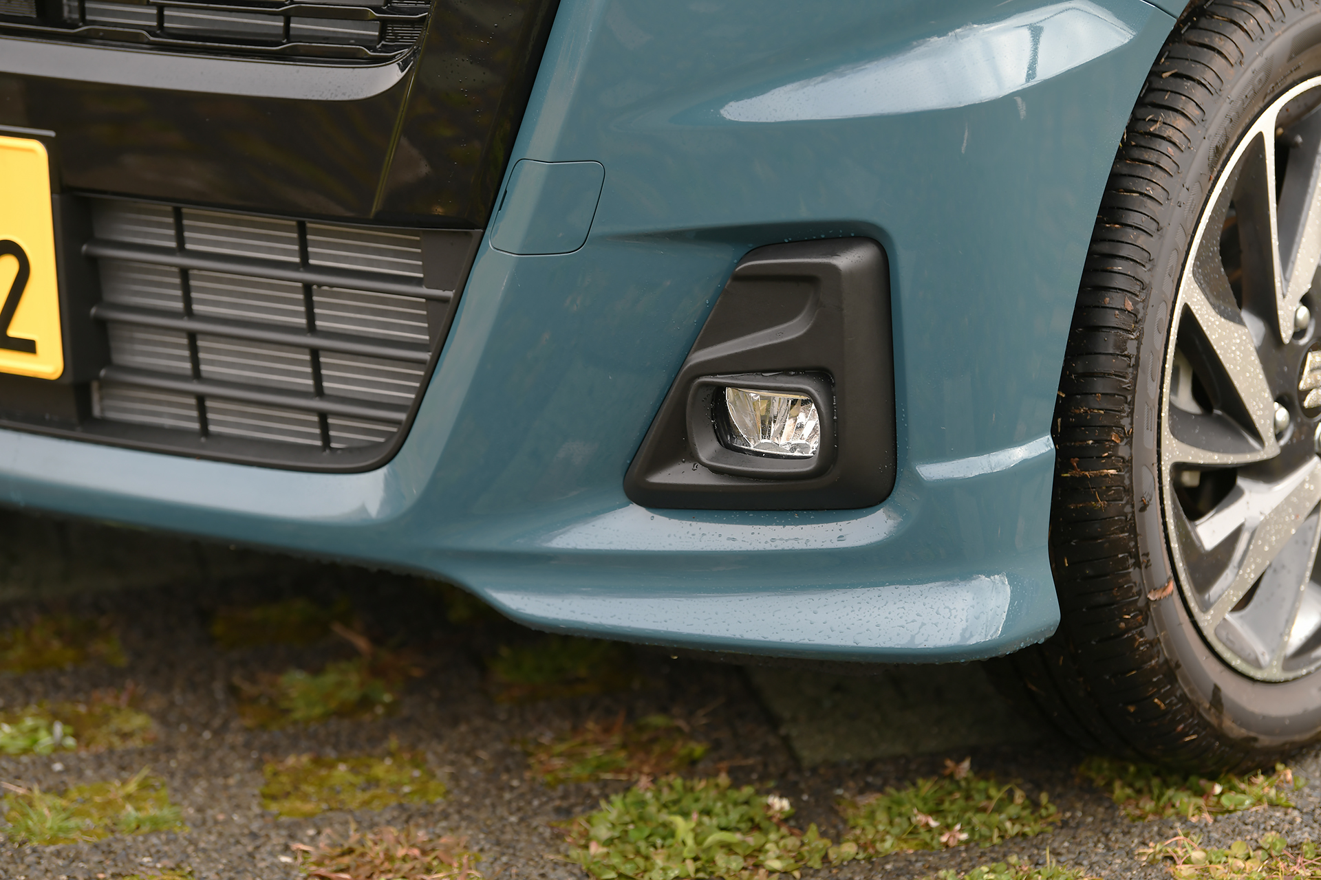 カスタムZは専用意匠のヘッドライト、フロントグリル、フロントバンパーを採用