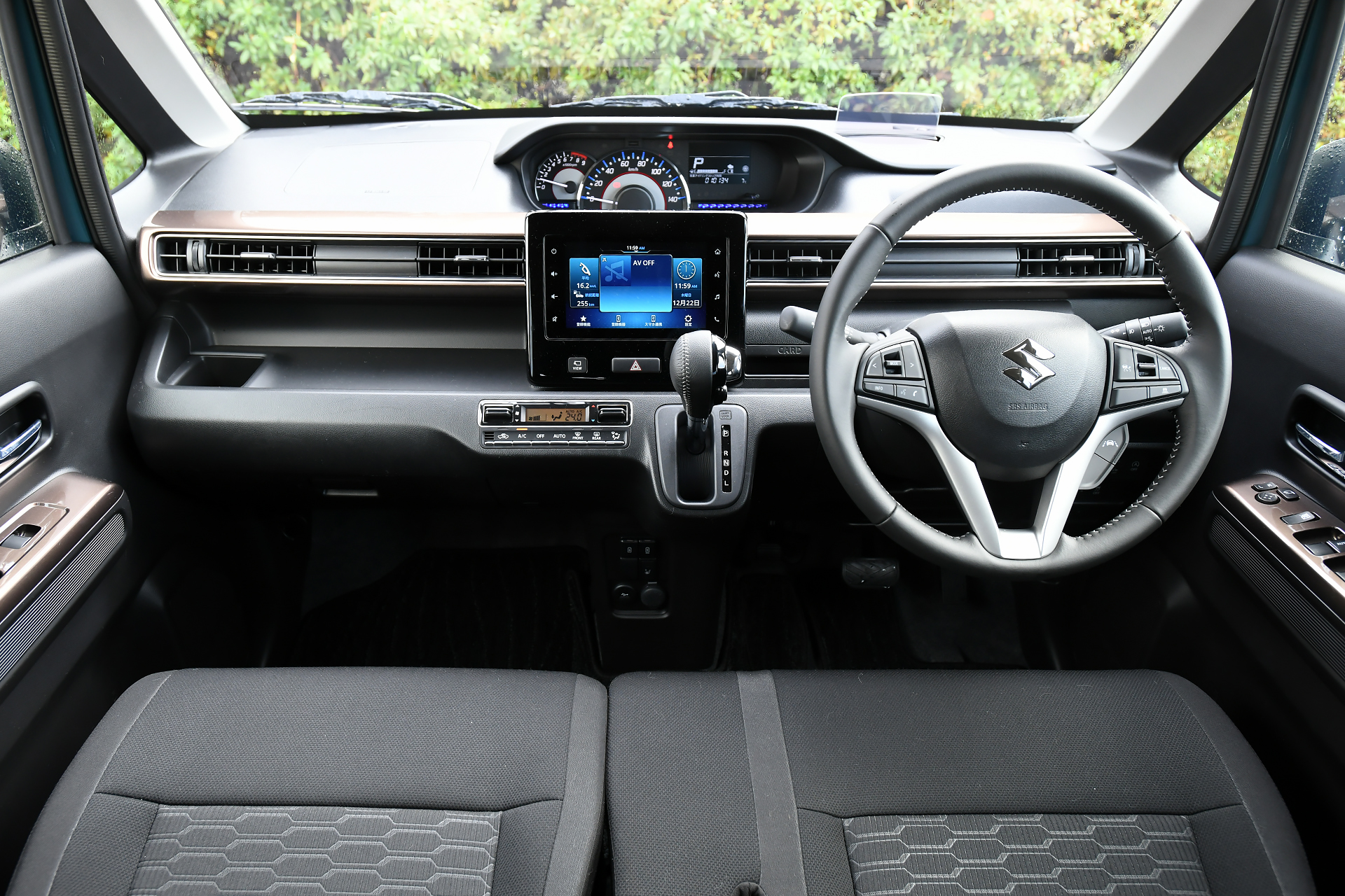 計器類やボタン類をすっきりと配置。ワゴンRはセンターメーターとなるが、オプションの全方位モニター付ディスプレイオーディオを選択すると、ヘッドアップディスプレイが装着される