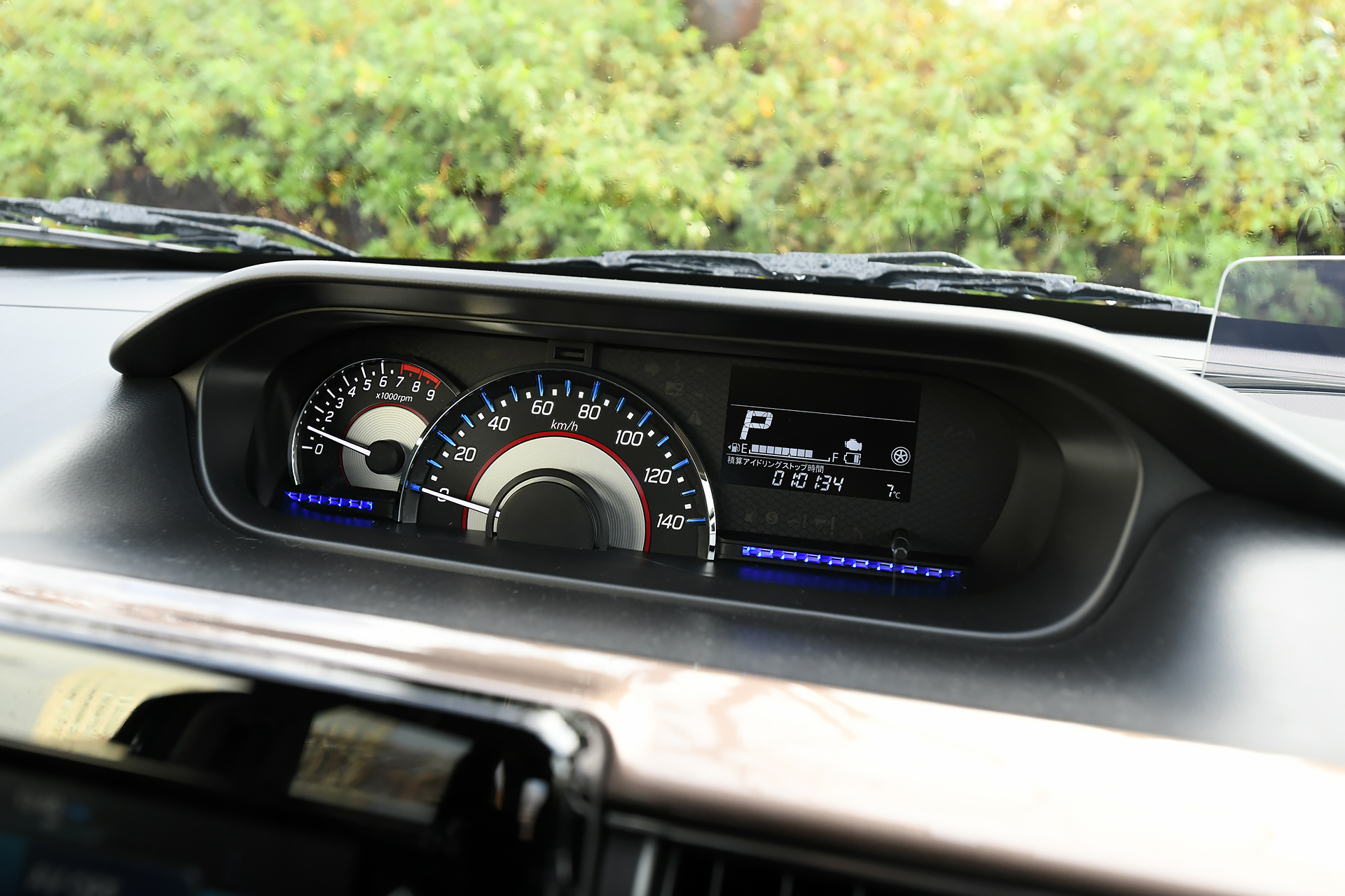 計器類やボタン類をすっきりと配置。ワゴンRはセンターメーターとなるが、オプションの全方位モニター付ディスプレイオーディオを選択すると、ヘッドアップディスプレイが装着される