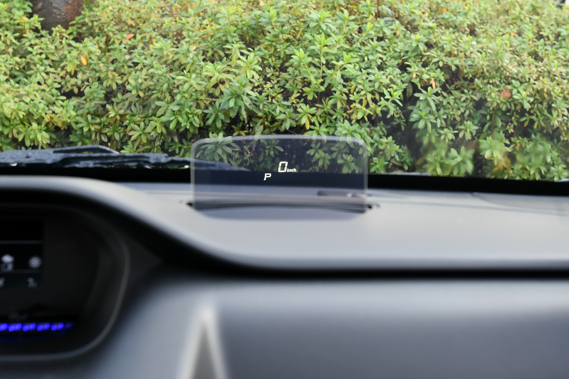 計器類やボタン類をすっきりと配置。ワゴンRはセンターメーターとなるが、オプションの全方位モニター付ディスプレイオーディオを選択すると、ヘッドアップディスプレイが装着される