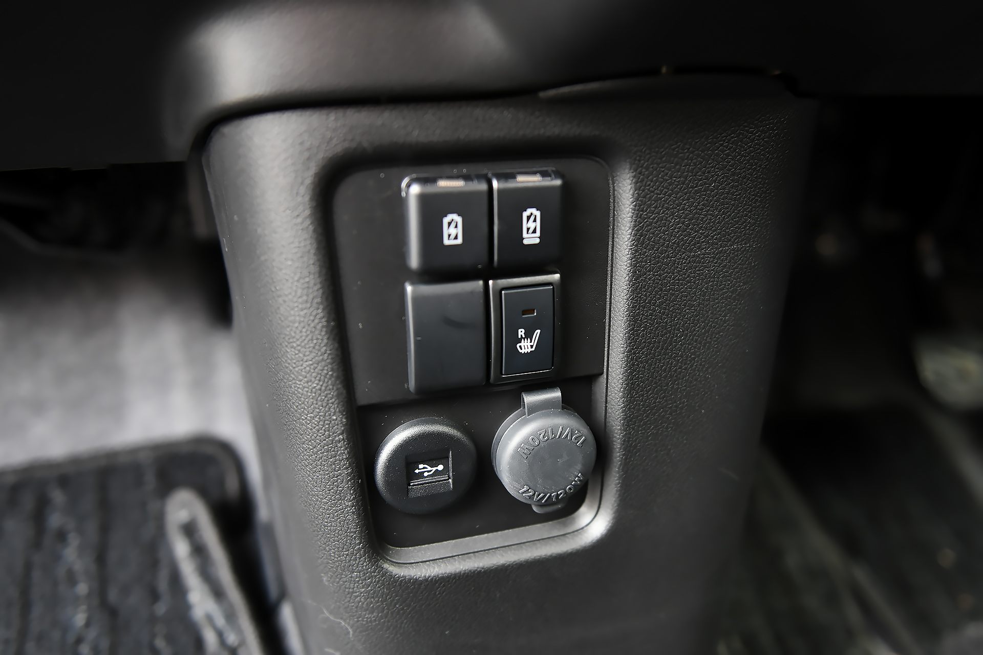 計器類やボタン類をすっきりと配置。ワゴンRはセンターメーターとなるが、オプションの全方位モニター付ディスプレイオーディオを選択すると、ヘッドアップディスプレイが装着される