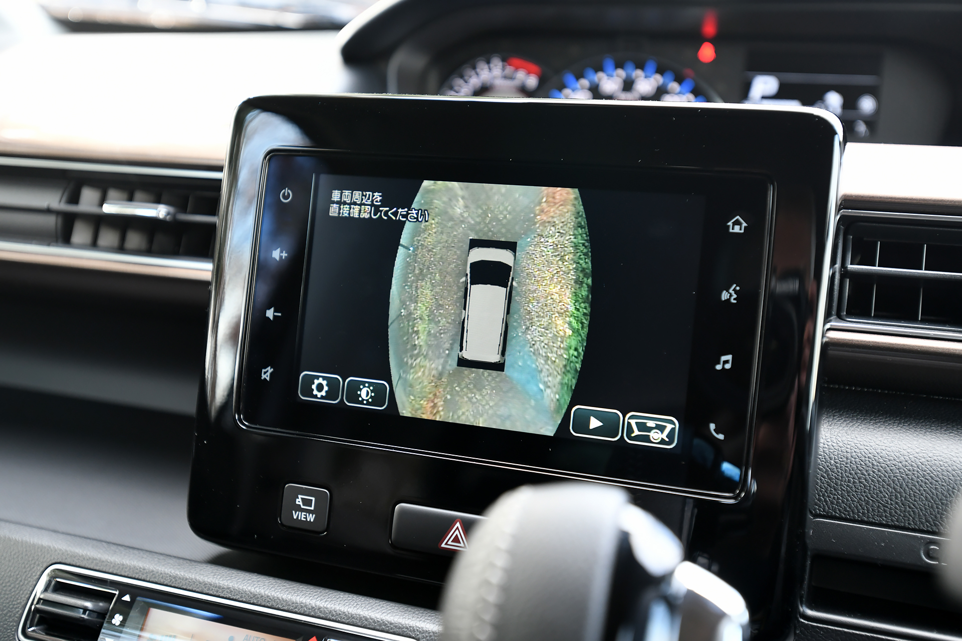 全方位モニターでは、バックカメラの映像に加え、車両を俯瞰した映像をディスプレイで確認できる