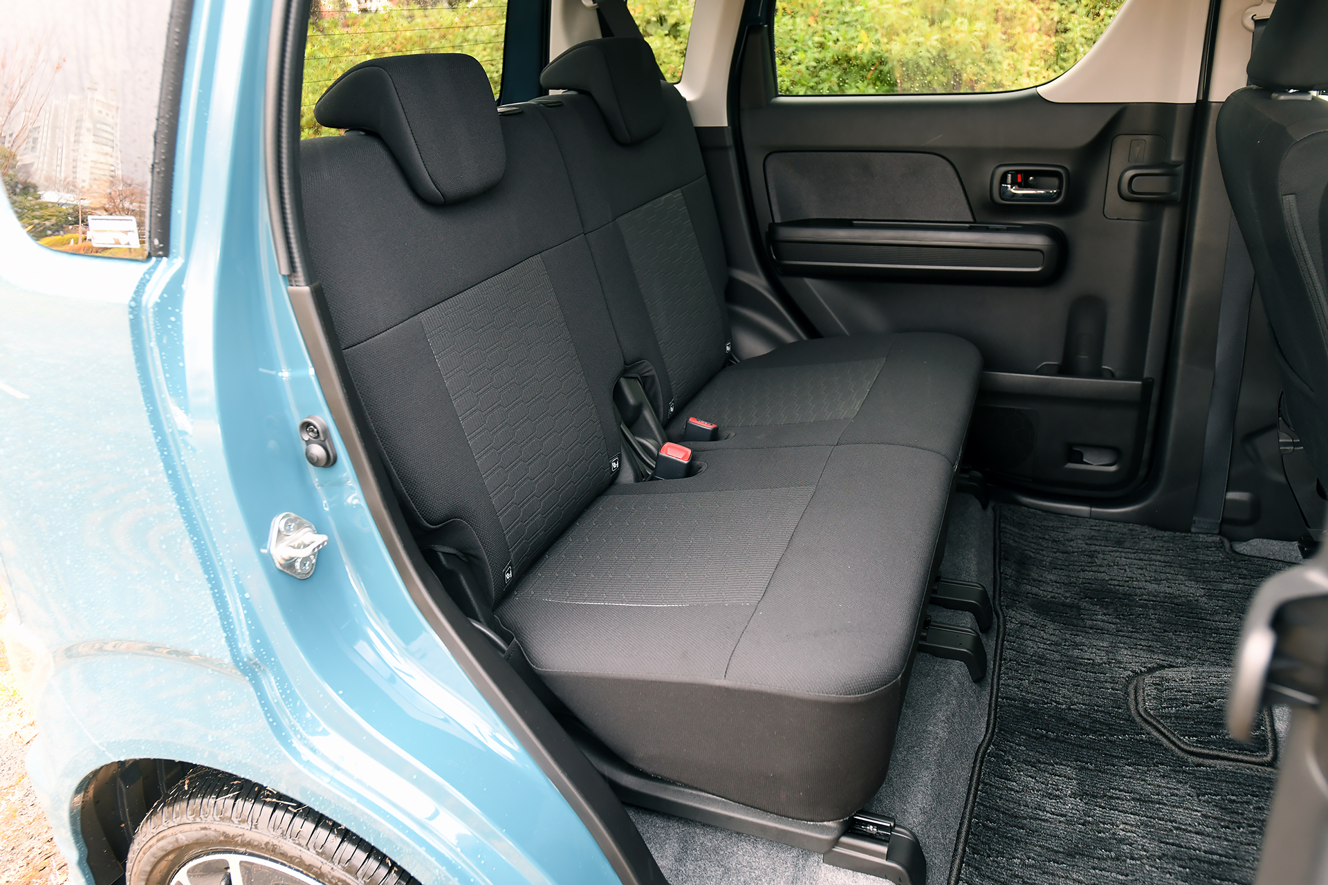 シートはベンチタイプ。運転席と助手席の間にはアームレストを設定