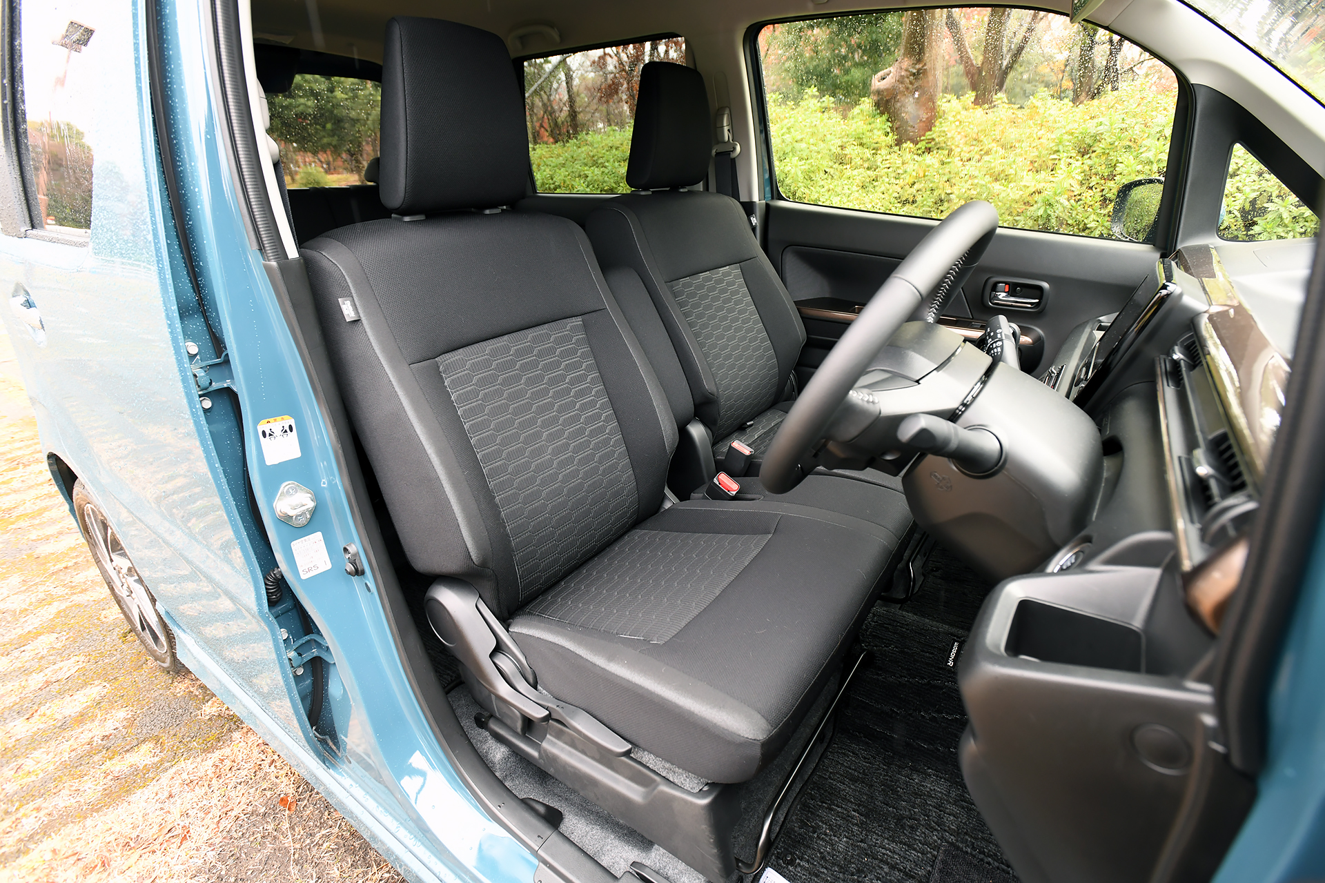 シートはベンチタイプ。運転席と助手席の間にはアームレストを設定