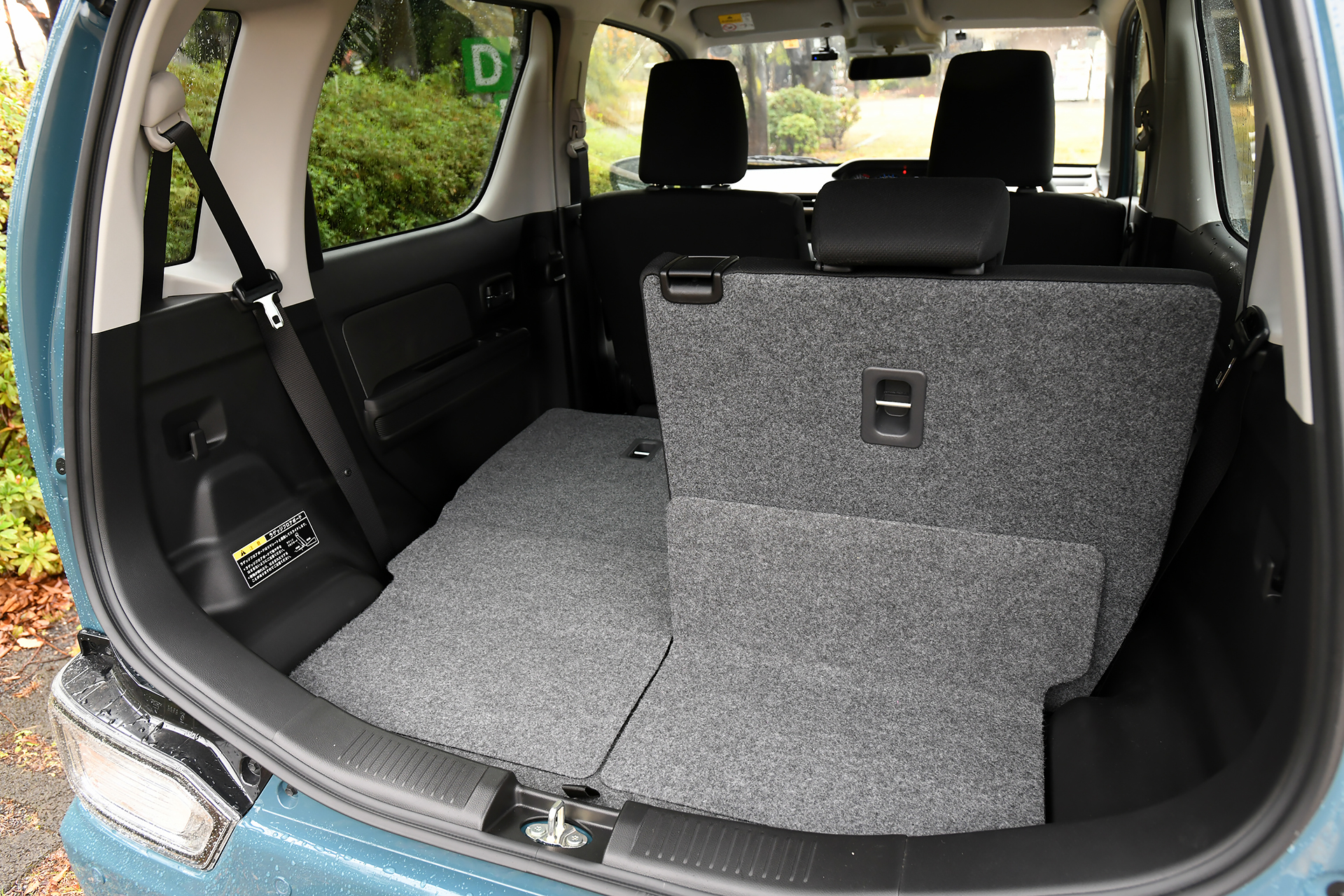 ラゲッジは分割可倒式のシアリートにより荷物の量によってアレンジができる。さらに、左右独立してスライドすることも可能