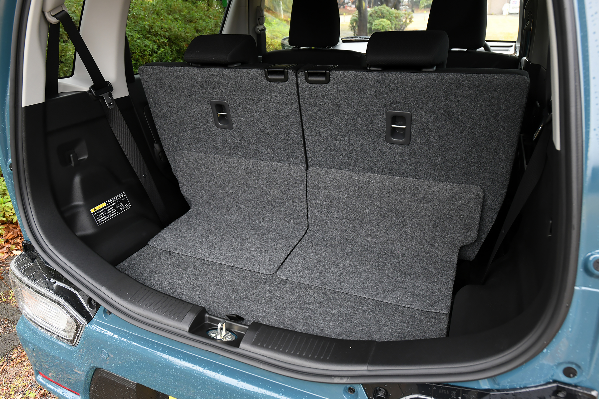 ラゲッジは分割可倒式のシアリートにより荷物の量によってアレンジができる。さらに、左右独立してスライドすることも可能