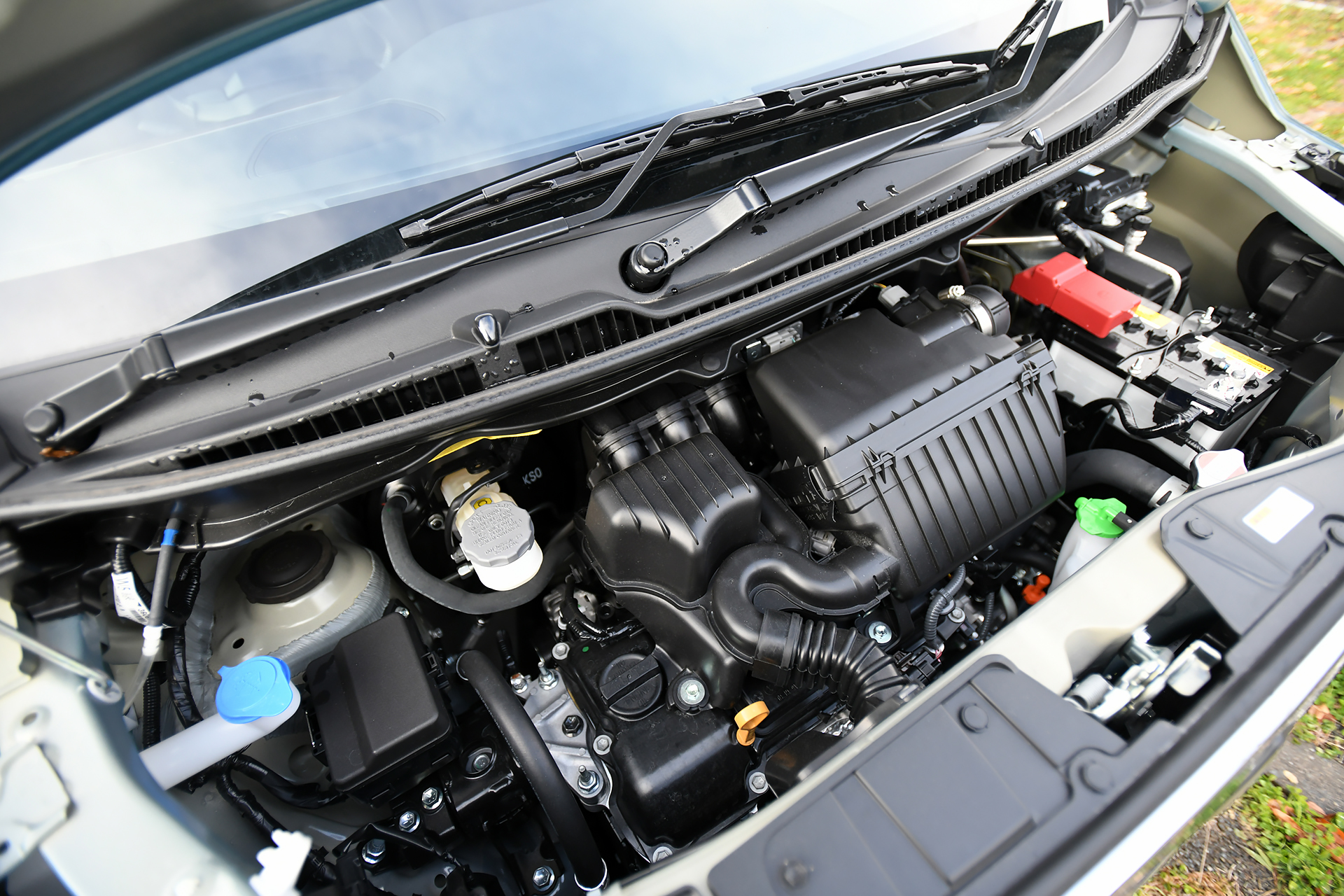 最高出力36kW（49PS）/6500rpm、最大トルク58Nm（5.9kgfm）/5000rpmを発生する直列3気筒DOHC 0.66リッター「R06D」エンジンを搭載。マイルドハイブリッドシステムを搭載し、「WA04C」モーターは最高出力1.9kW（2.6PS）/1500rpm、最大トルク40Nm（4.1kgfm）/100rpmを発生。リチウムイオン電池の容量は3Ah