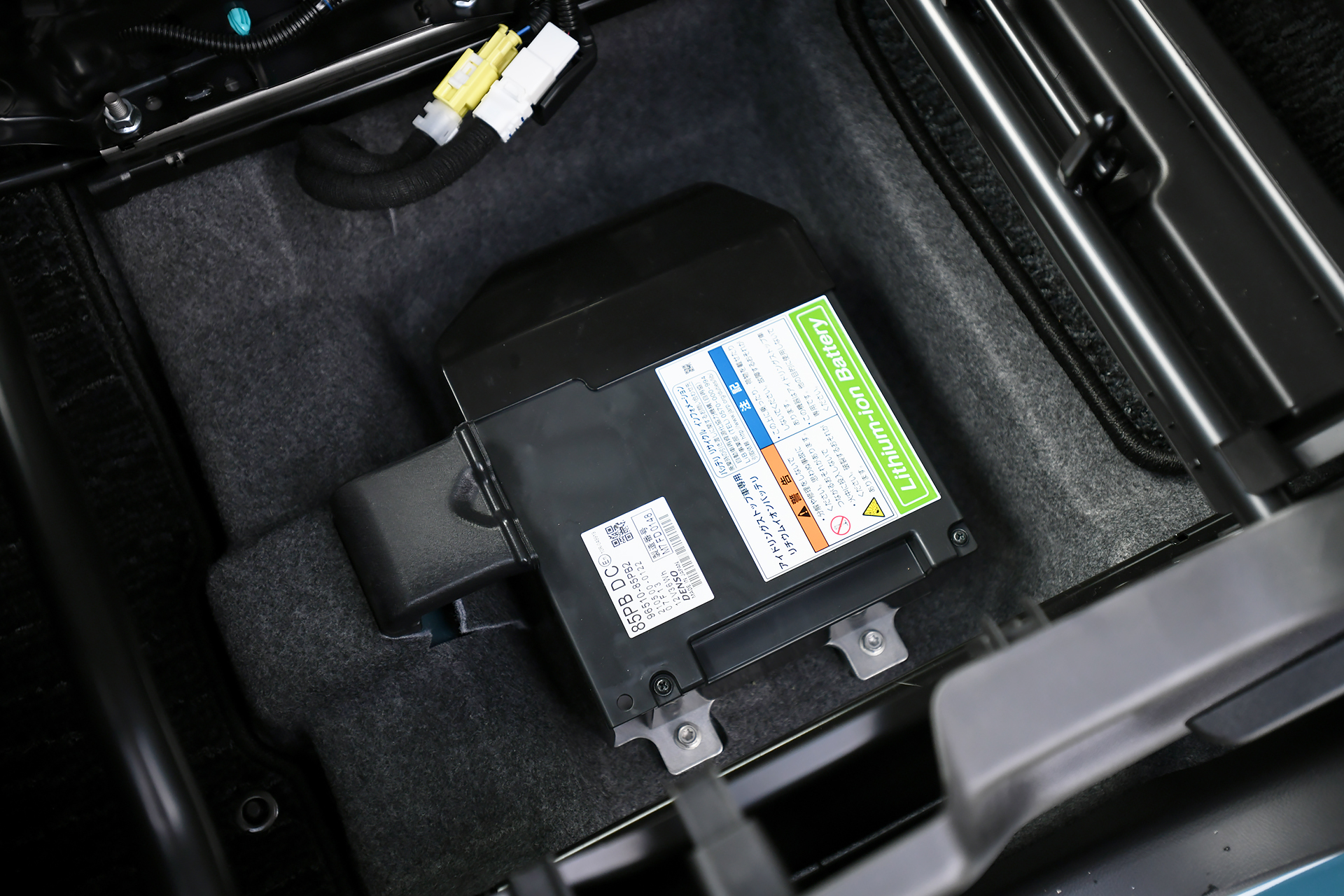 最高出力36kW（49PS）/6500rpm、最大トルク58Nm（5.9kgfm）/5000rpmを発生する直列3気筒DOHC 0.66リッター「R06D」エンジンを搭載。マイルドハイブリッドシステムを搭載し、「WA04C」モーターは最高出力1.9kW（2.6PS）/1500rpm、最大トルク40Nm（4.1kgfm）/100rpmを発生。リチウムイオン電池の容量は3Ah