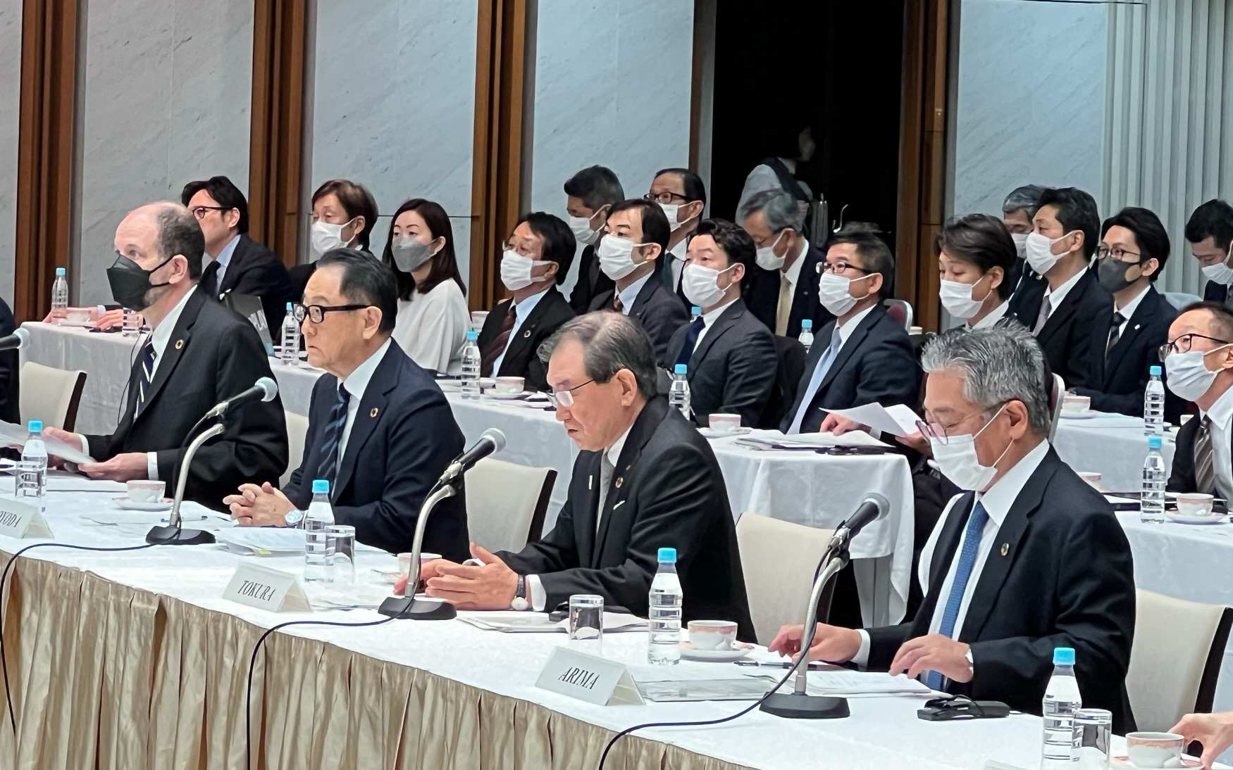 第2回経団連モビリティ委員会、1列目奥からTRI CEO ギル・プラット氏、豊田章男委員長、十倉雅和委員長、有馬浩二委員長