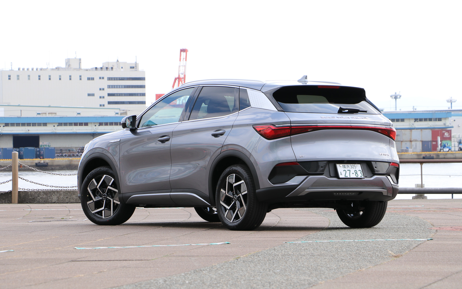 ブレードバッテリを採用する専用のeプラットフォーム3.0は、縦横方向をフレキシブルに長さを調整できるのも特徴。バッテリの保証期間は8年、15万kmに設定されている