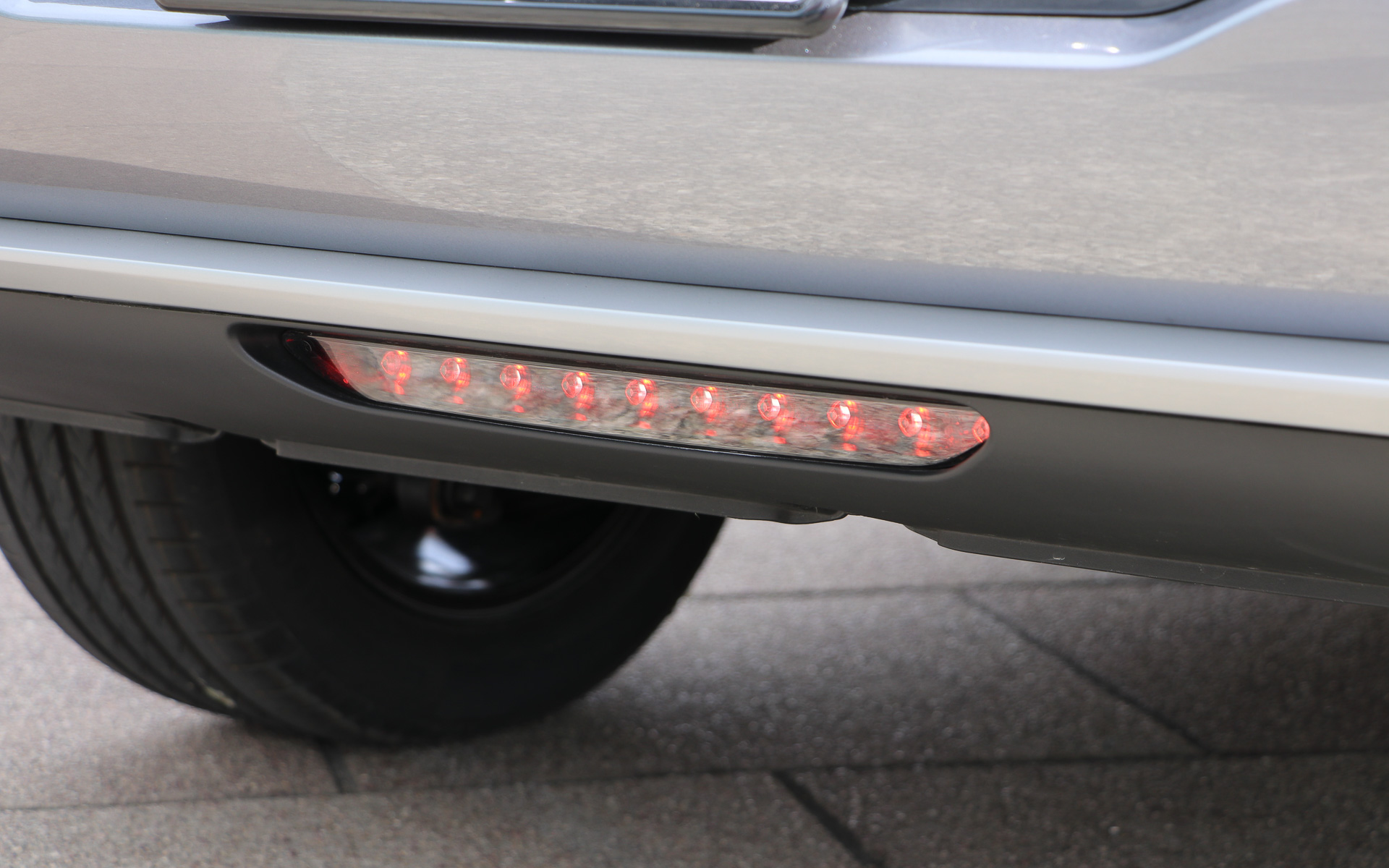 リアにバックフォグも搭載している