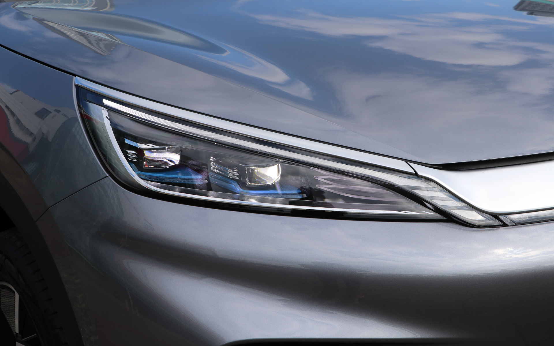 LEDヘッドライト。中央はハイビームとなる