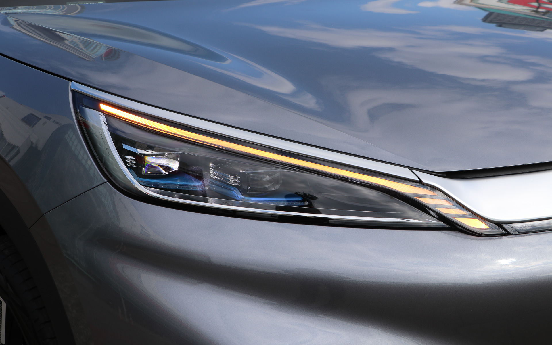 ヘッドライト上の細いラインがデイライト兼ウィンカー