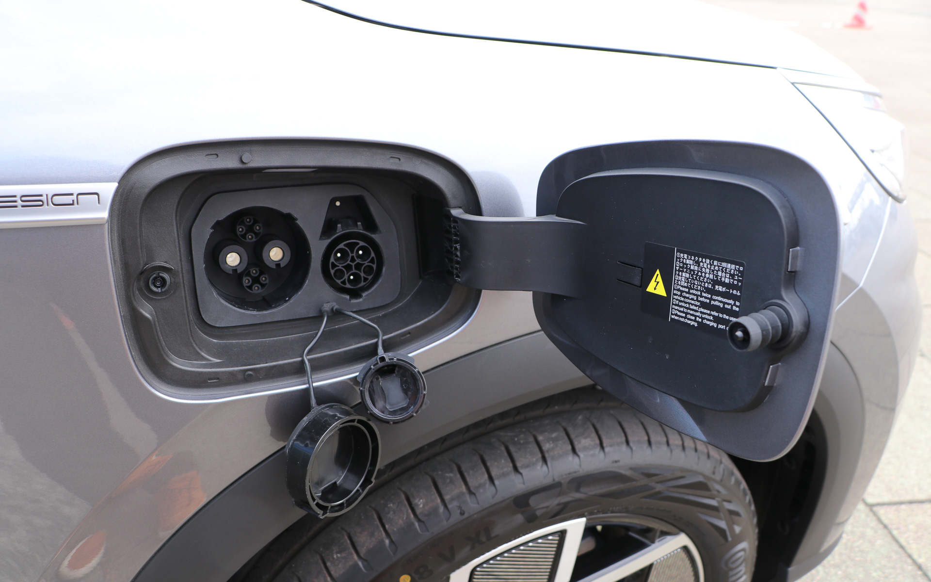給電ポートは右フェンダーに配置されている