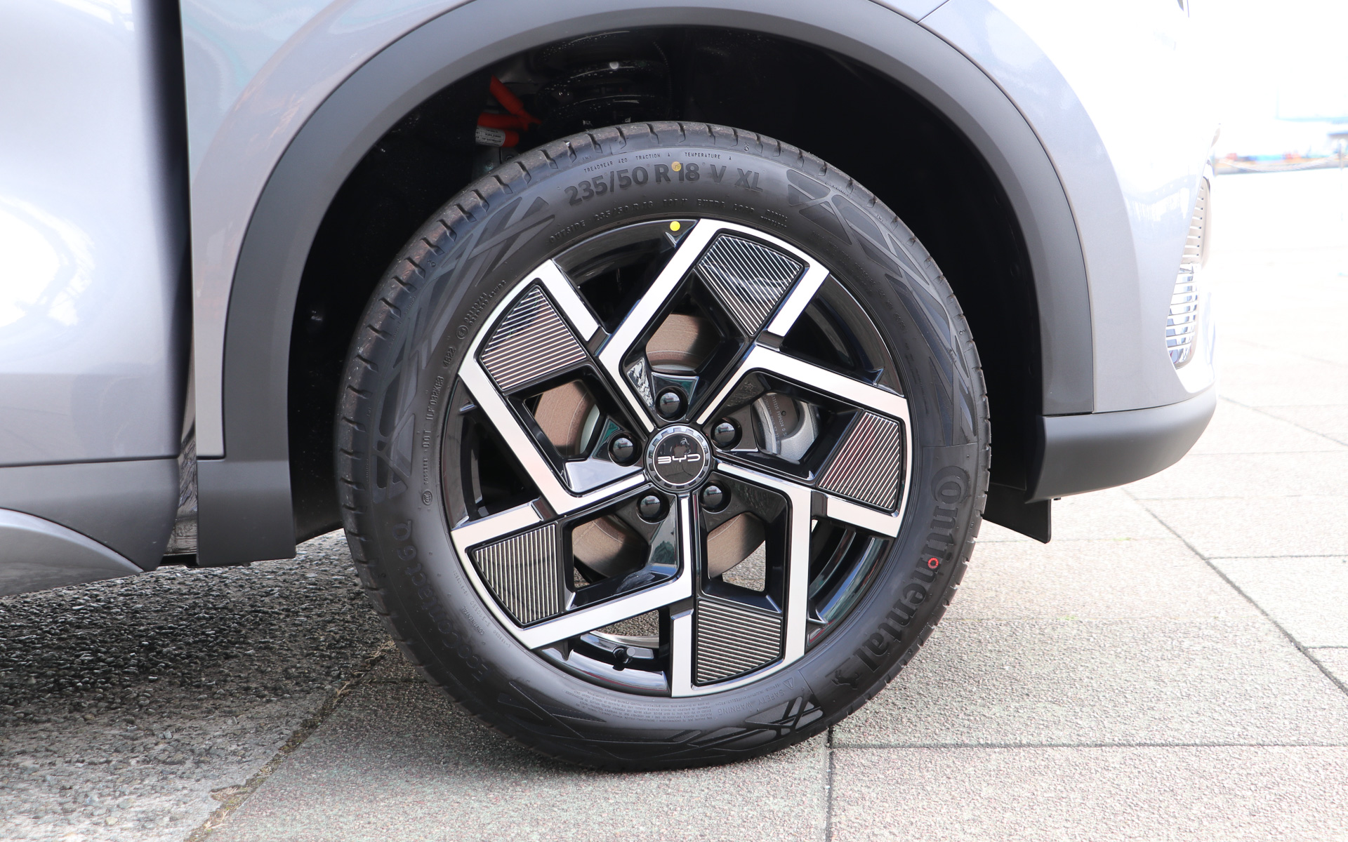 タイヤはコンチネンタルのエココンタクト6で、サイズは235/50R18