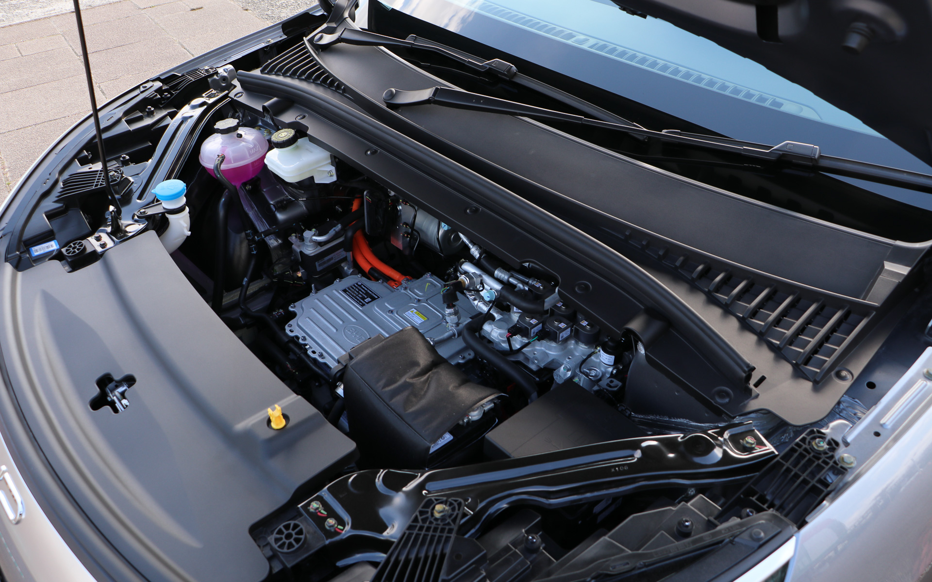 フロントはモーターを搭載