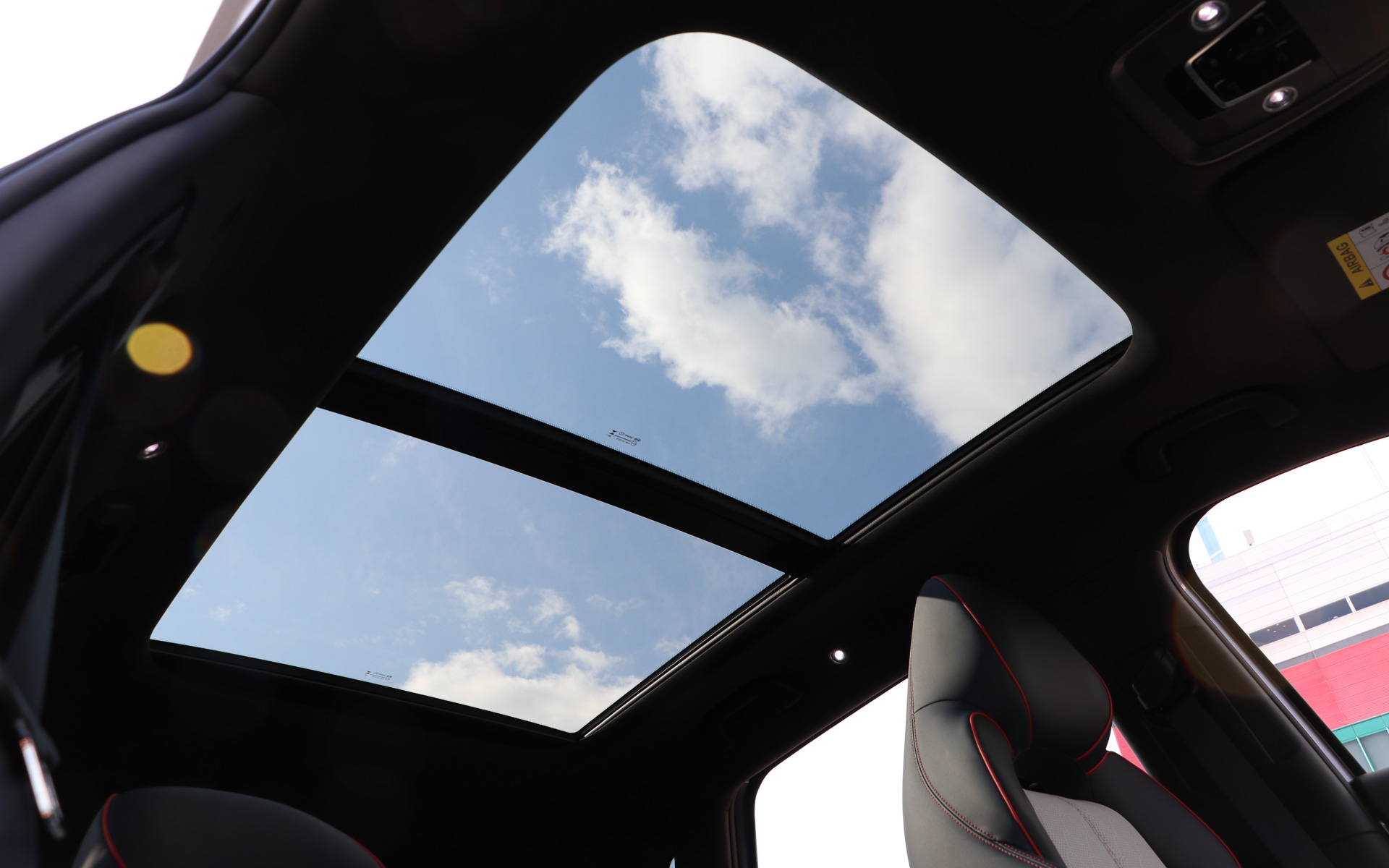 サンルーフの前半分はチルト機能も付いているし、オープンにもできる。もちろんサンシェードも備わっている