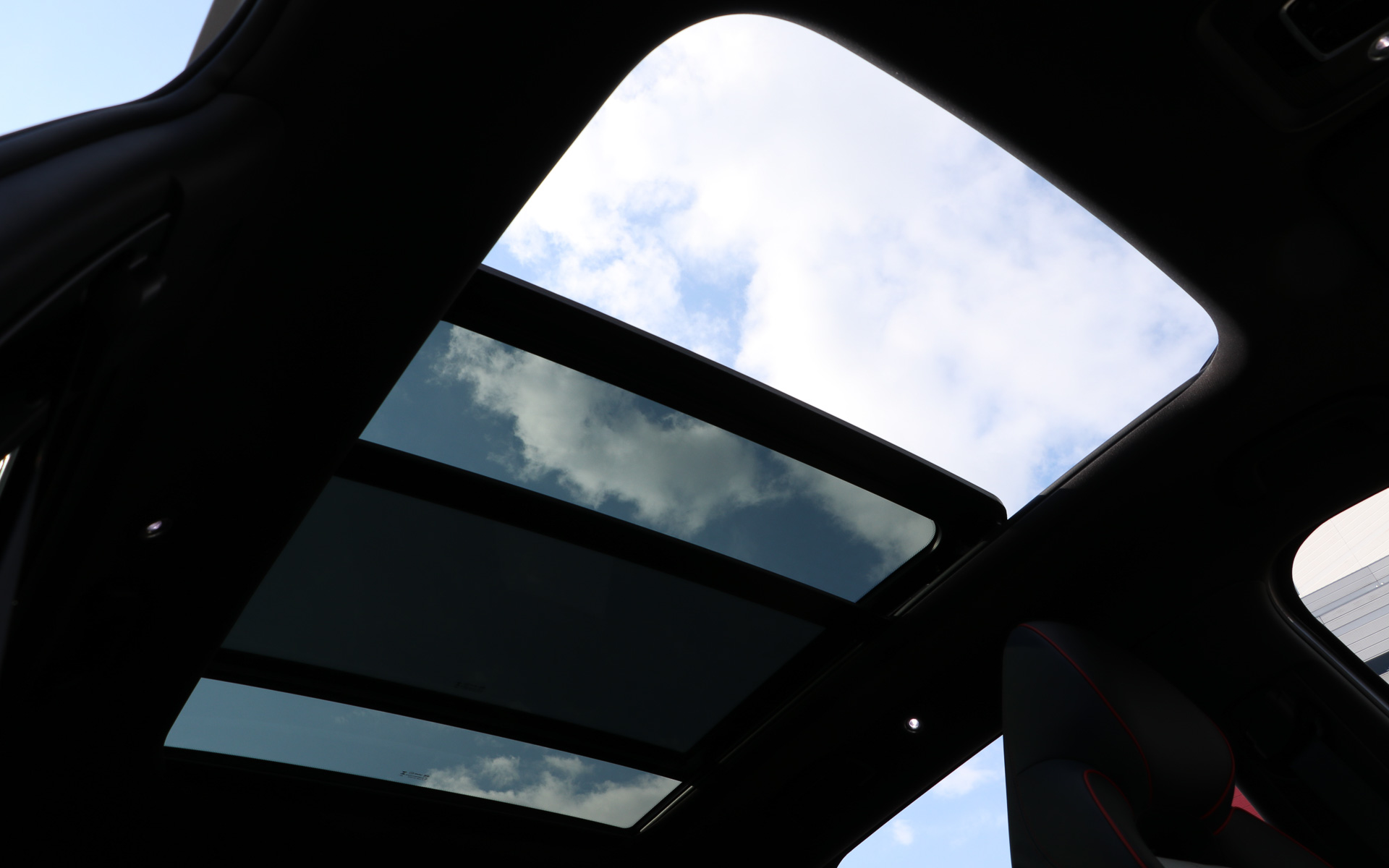 サンルーフの前半分はチルト機能も付いているし、オープンにもできる。もちろんサンシェードも備わっている