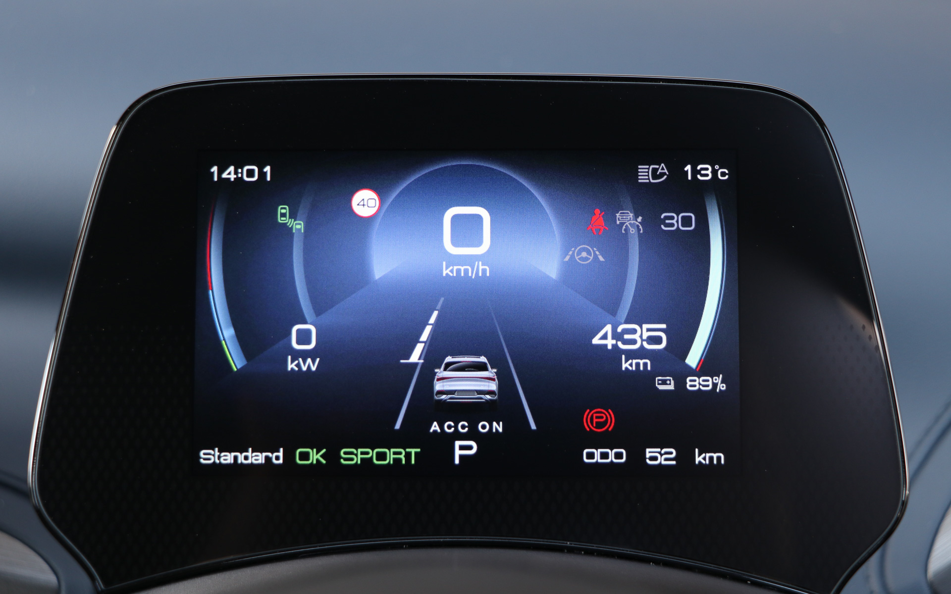 メーター内にはADAS機能のアイコンが表示されている