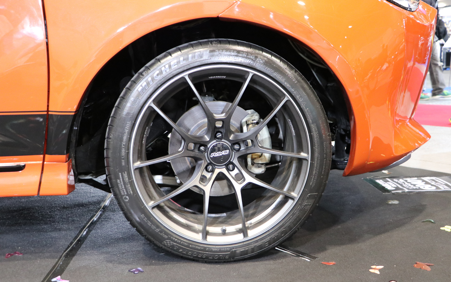 ホイールはRAYS製