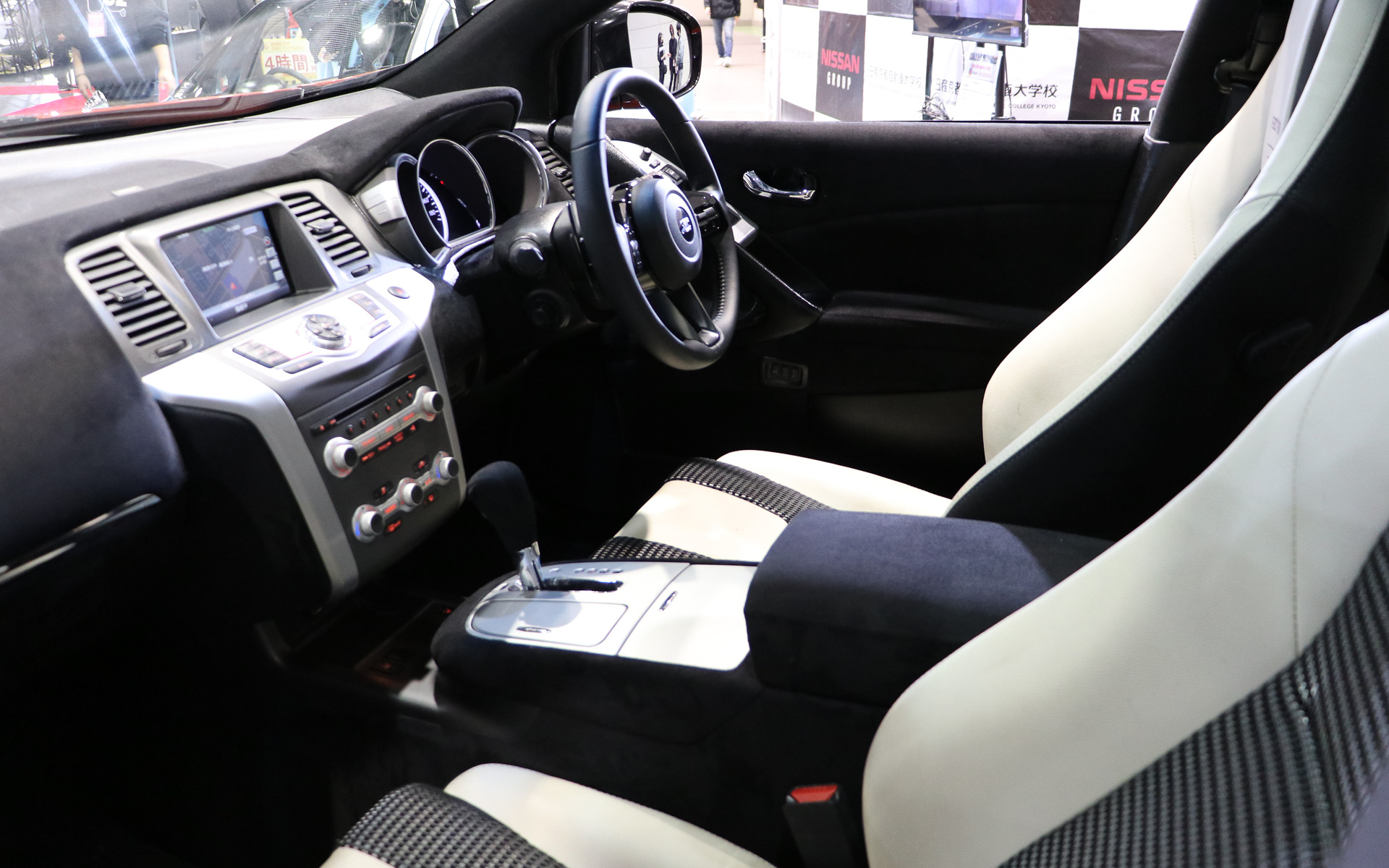 内装も内張を貼り直しスポーティに