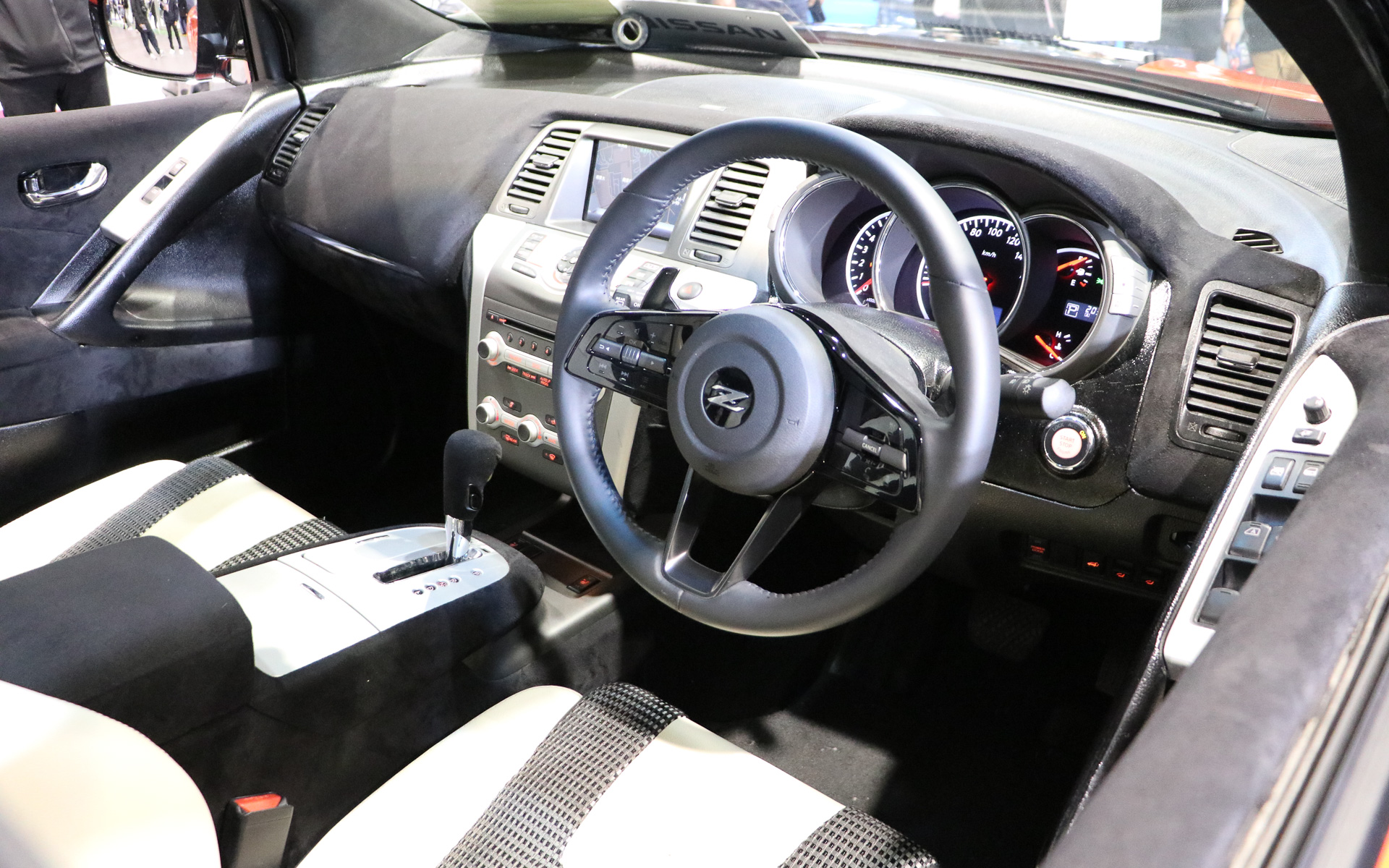 ステアリングもフェアレディZの純正を使用