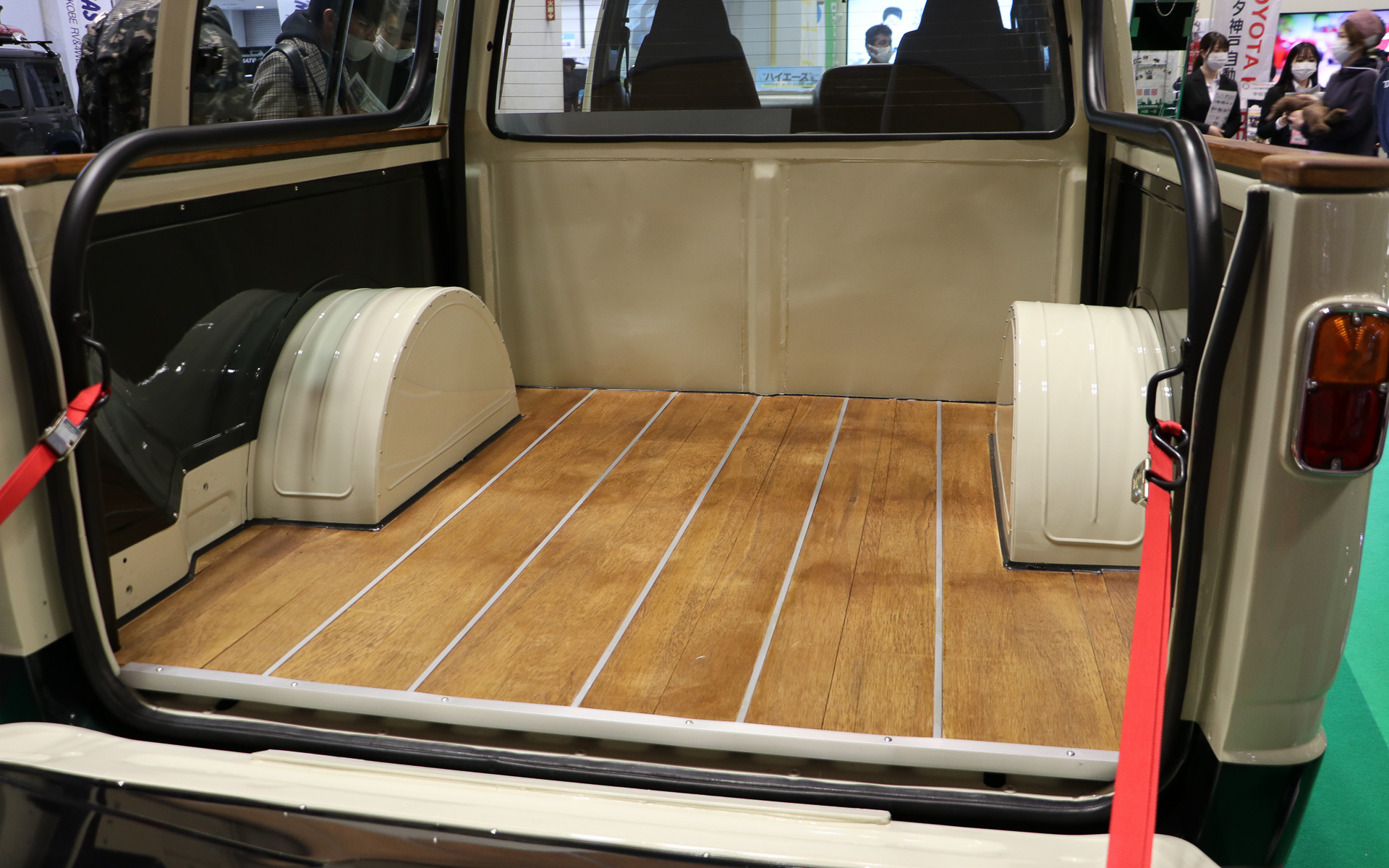 デッキにはウッドを貼ってアウトドアテイストを高めている