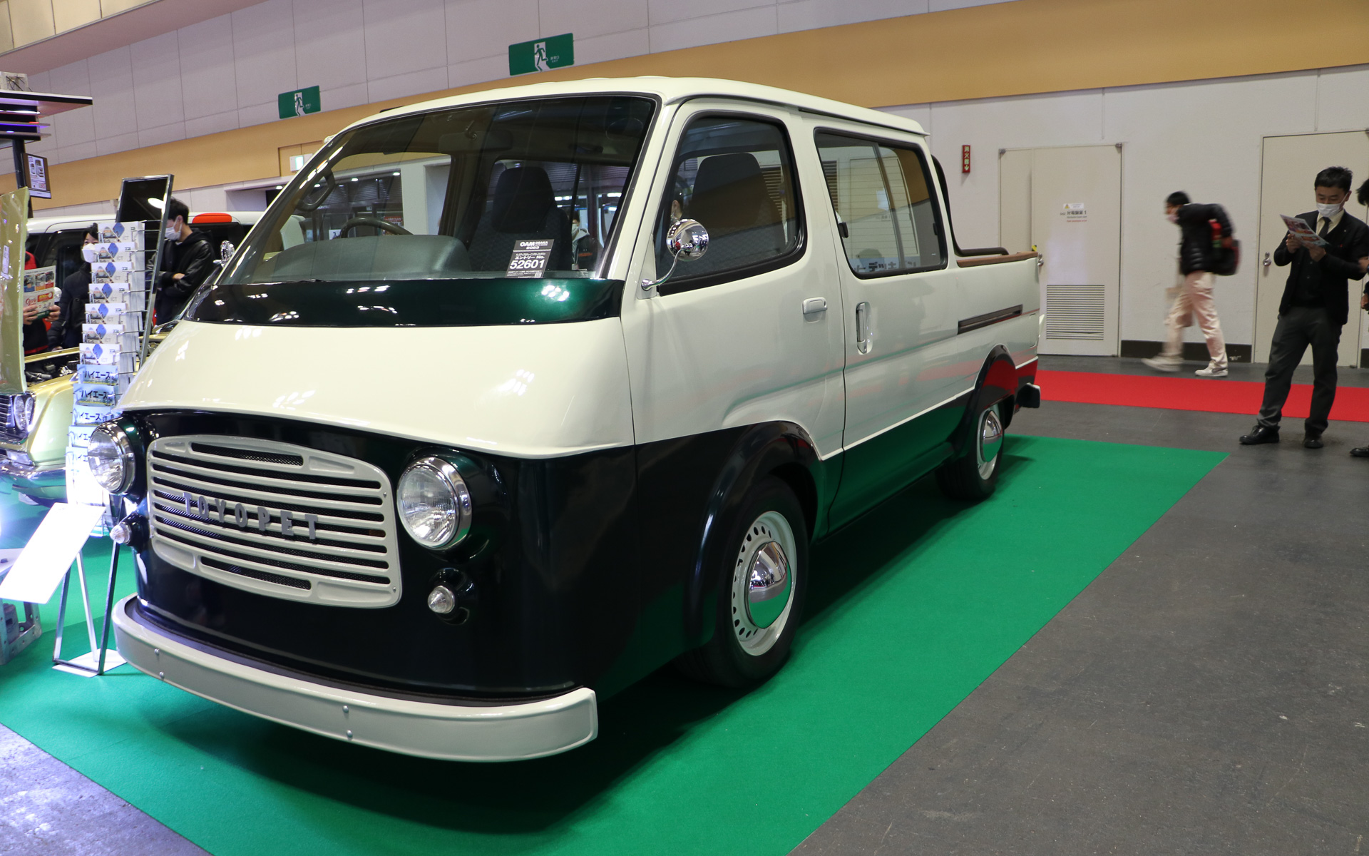 日本工科大学校のカスタム自動車工学科が製作したハイエースデッキバンは5号館で展示中